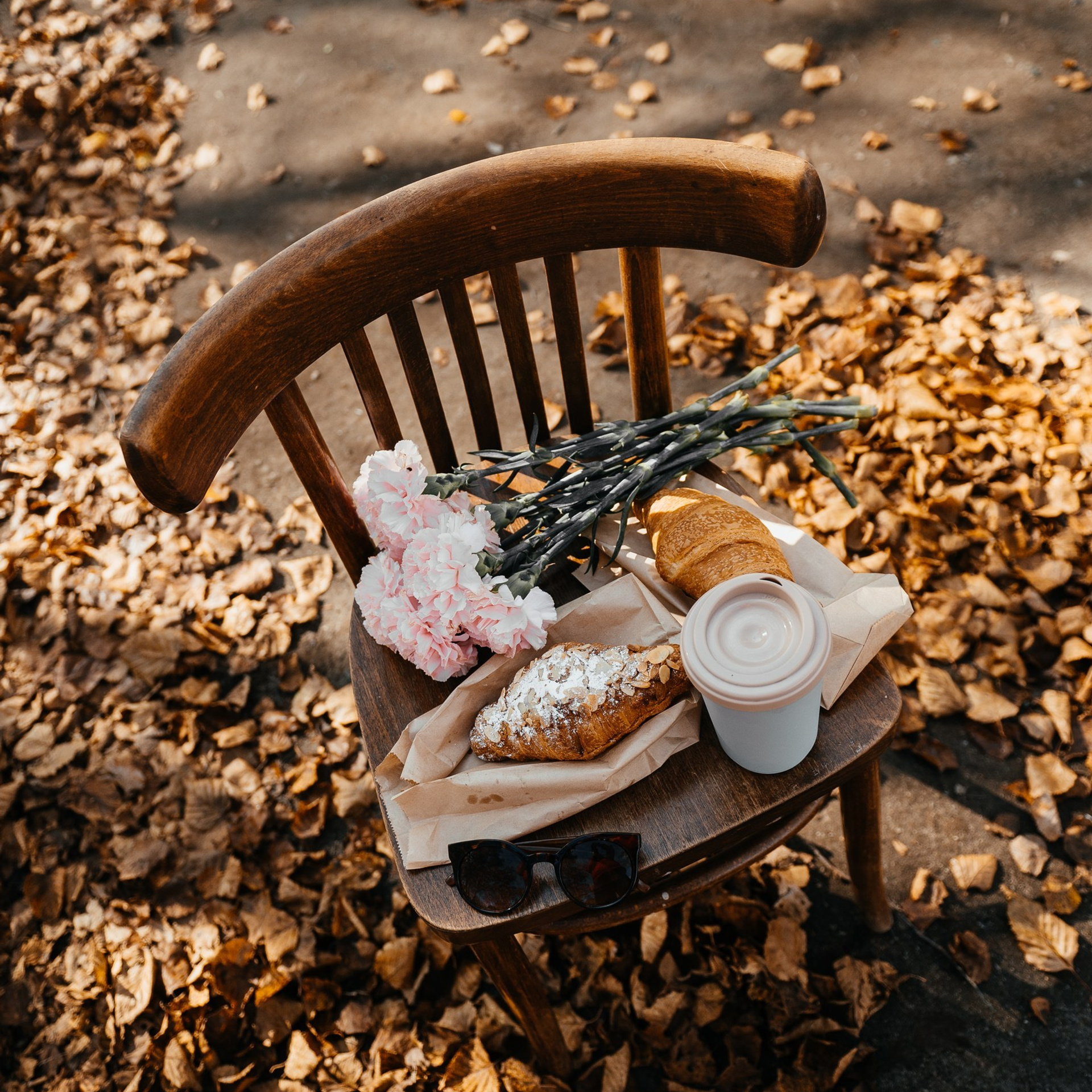 Круассаны, озеро, тыквы, стул