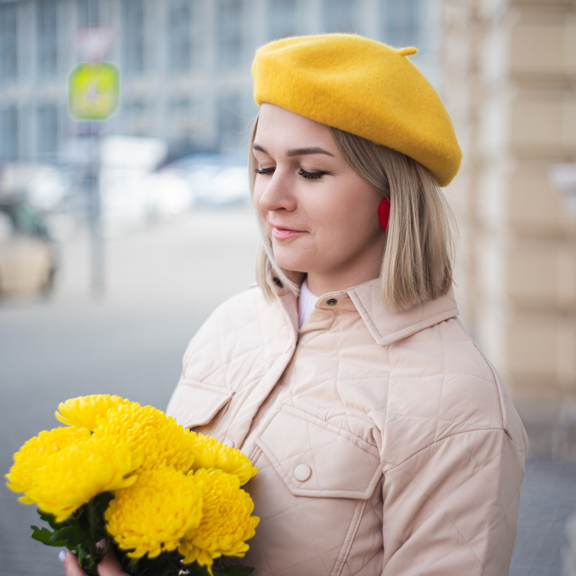 Катя с хризантемами