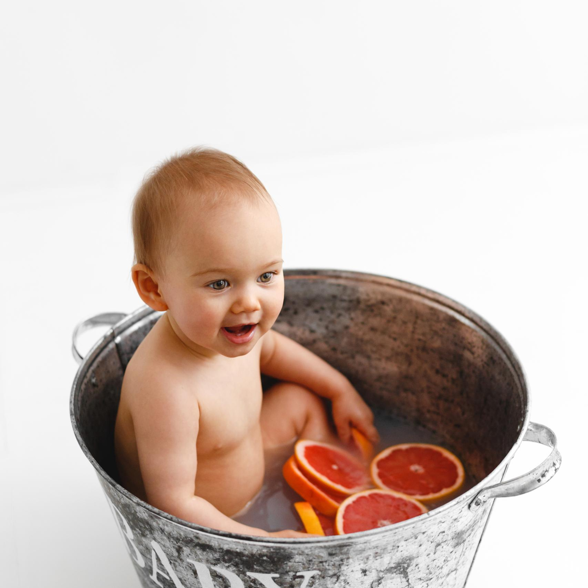 Первый тортик Полины. Детская фотостудия «Лиммеридж» в Санкт-Петербурге