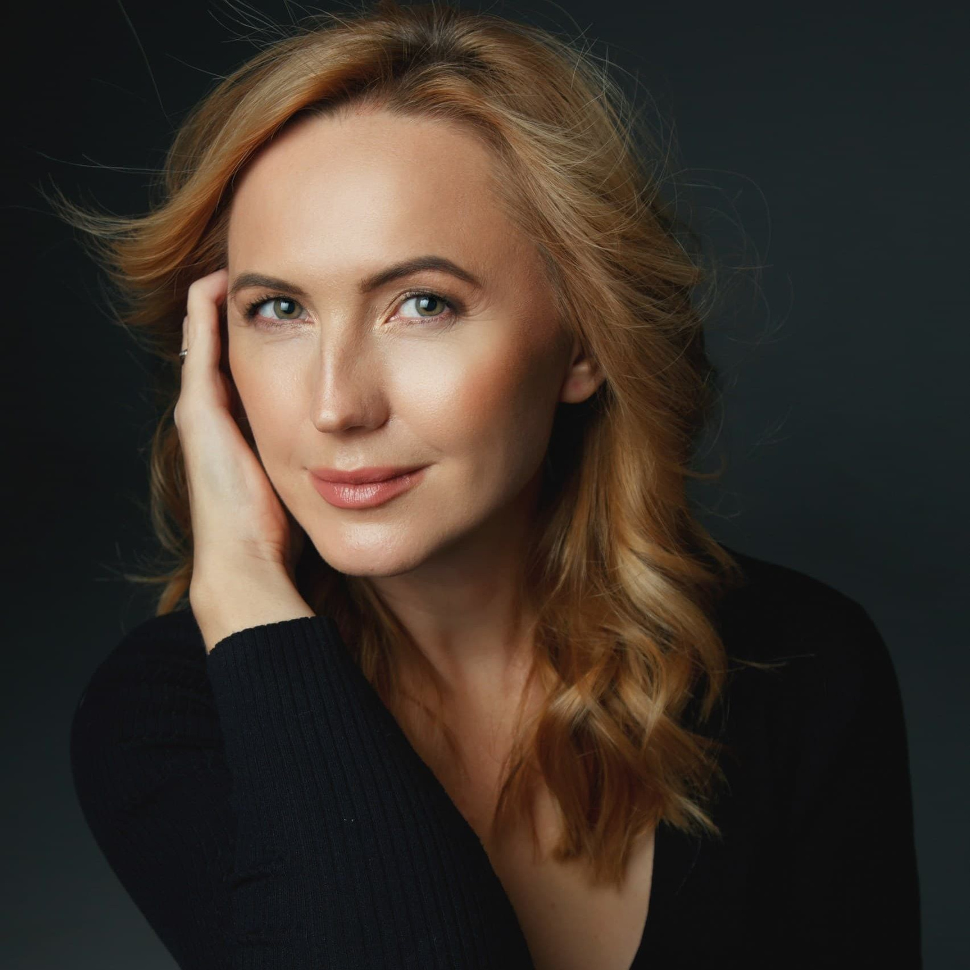 Портретная съемка на темном фоне фотомакияж