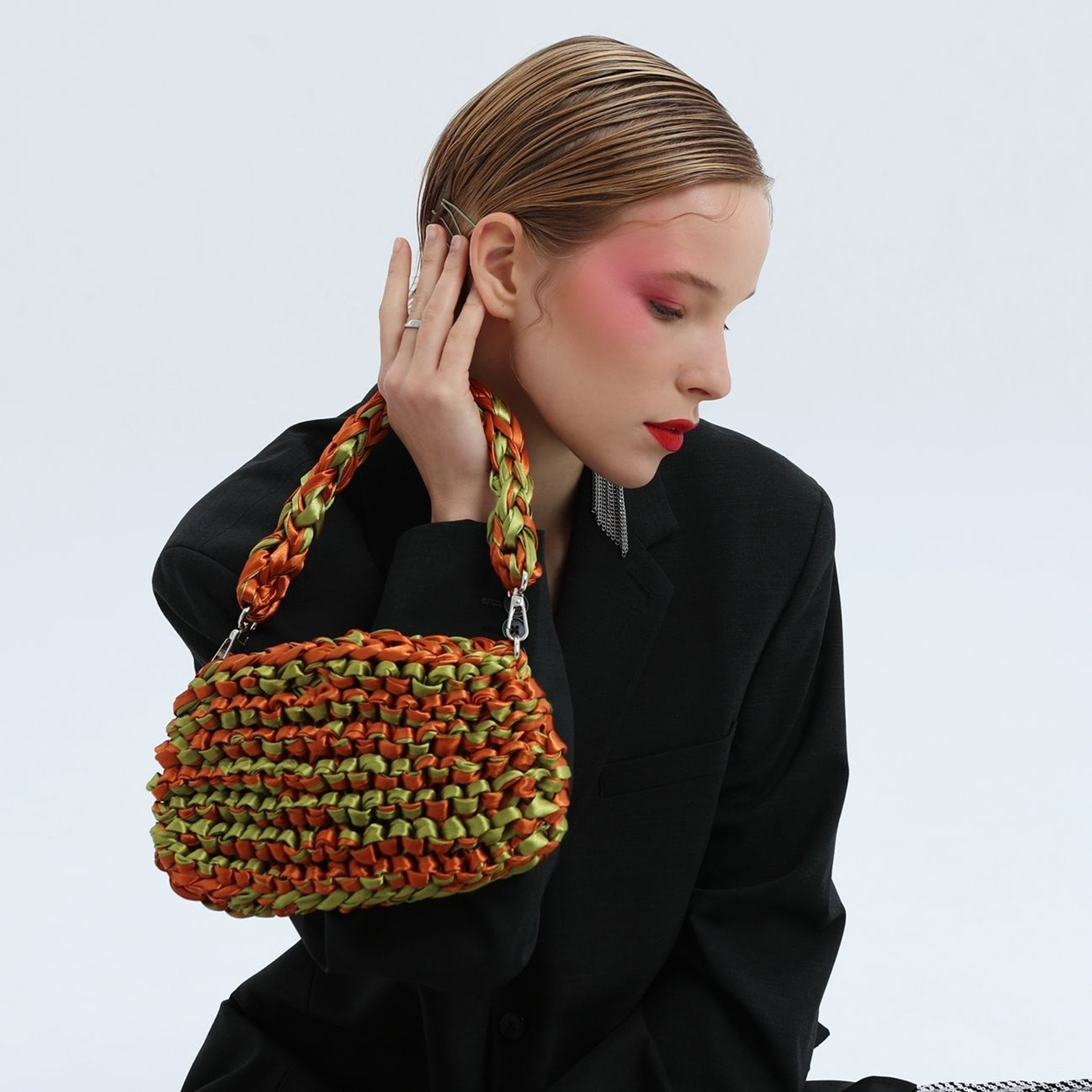 Модель на фото акцентные румяна и красная помада