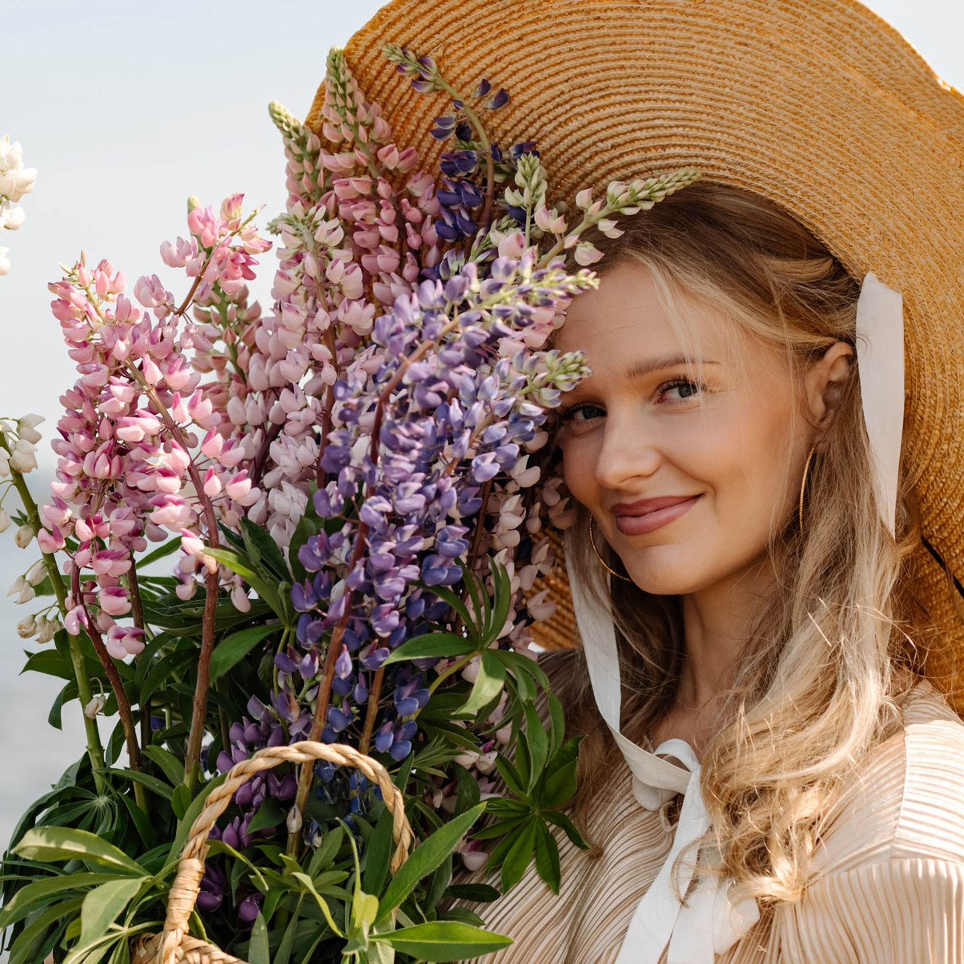 Оксана с люпинами