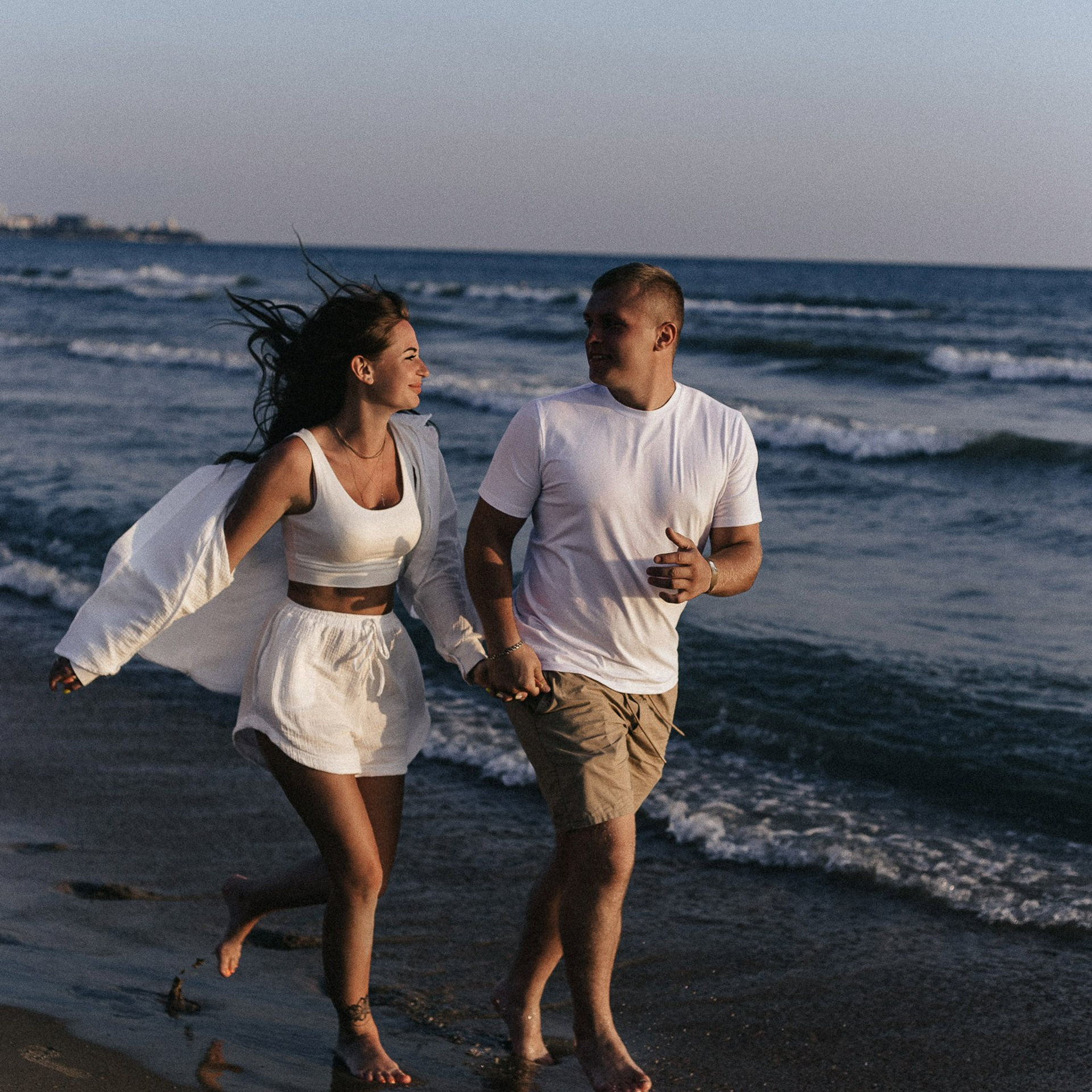 А & E на пляже