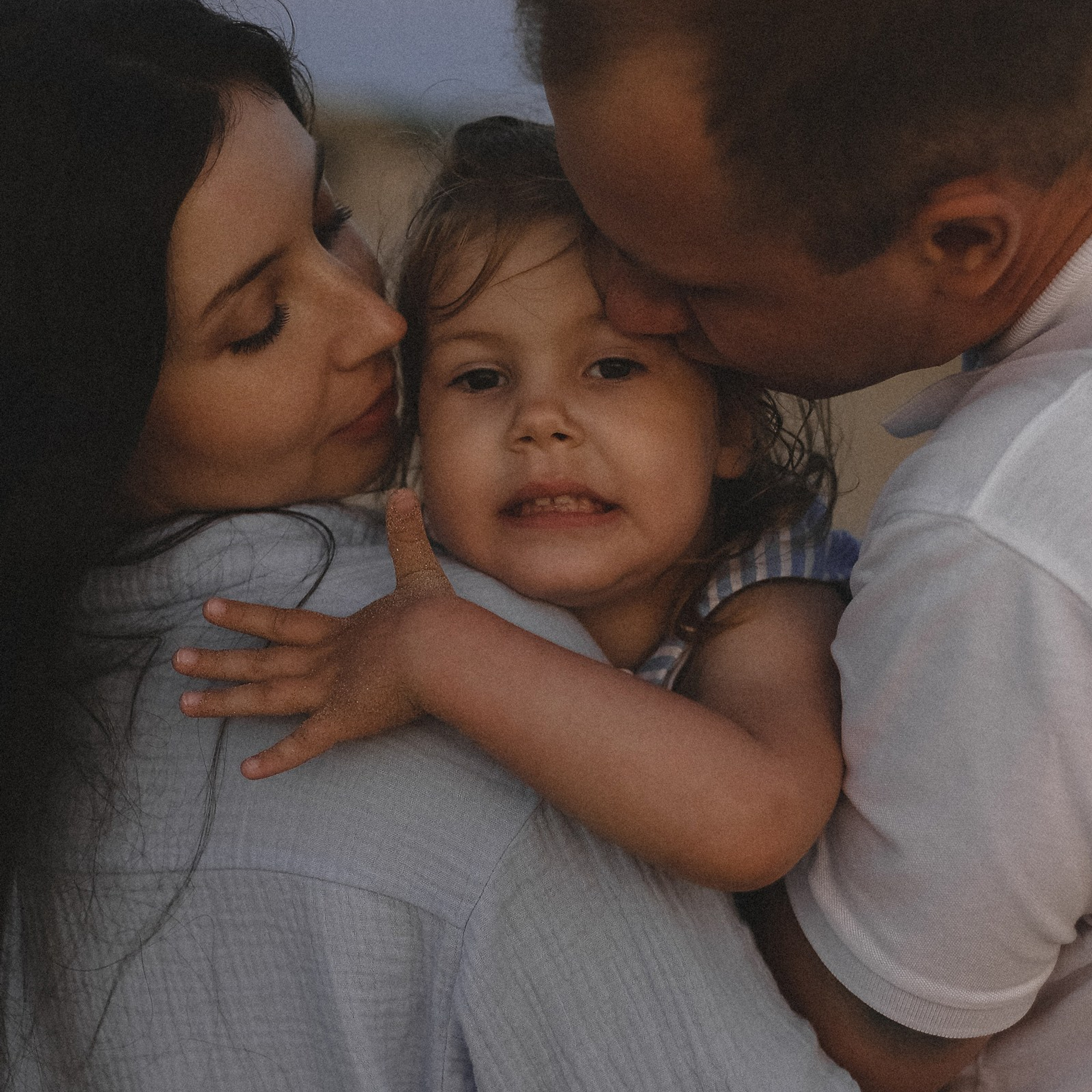 папа, мама и дочь: закат на песчаном пляже