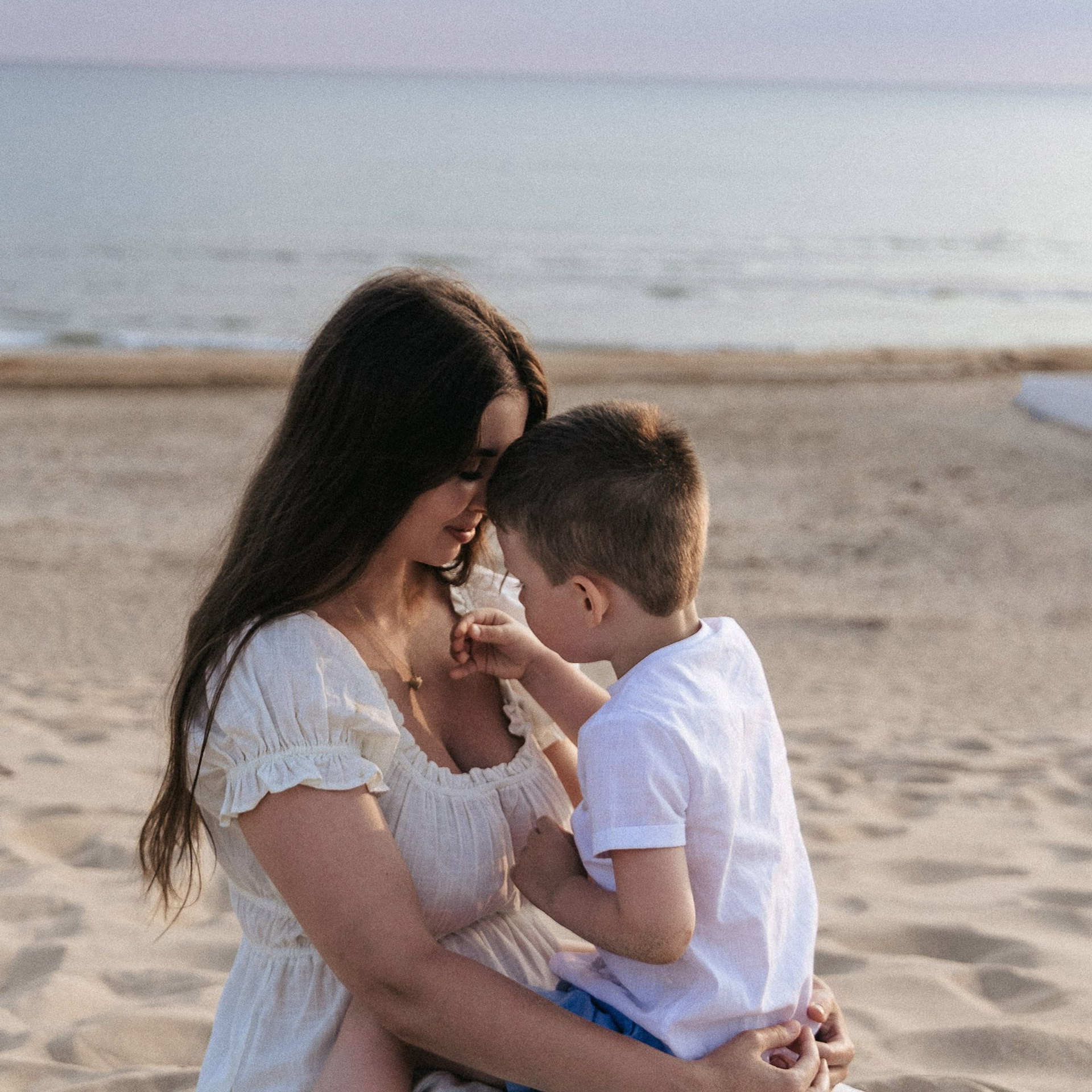 мама и сын — на пляже