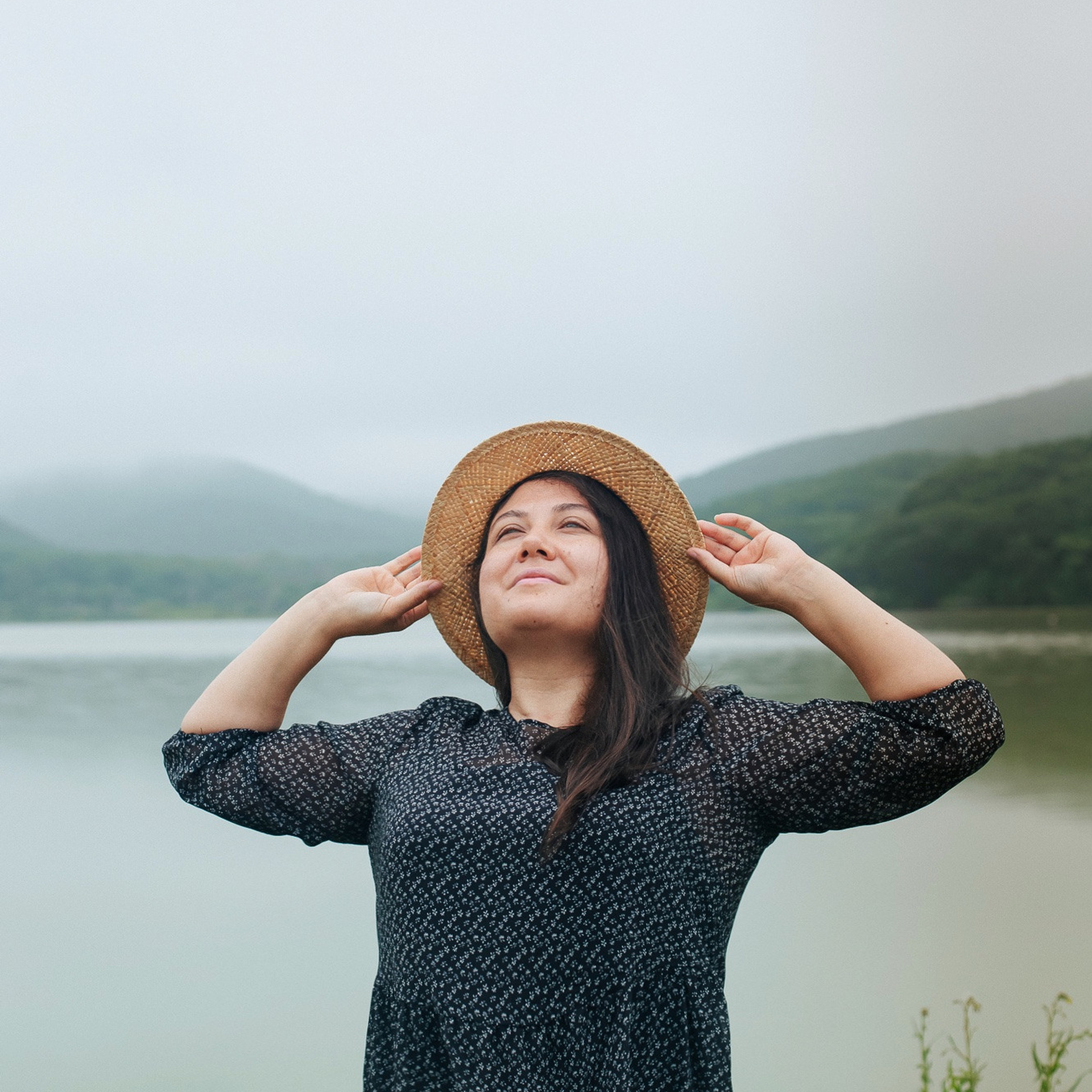 фотограф снимает полную девушку модель сайз плюс