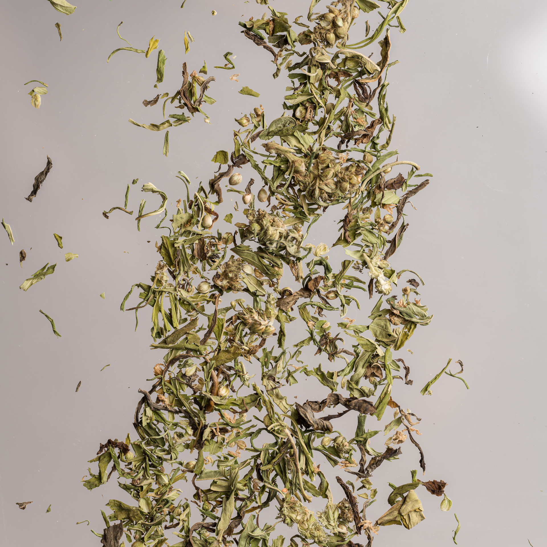 Высыпание чая из коробки