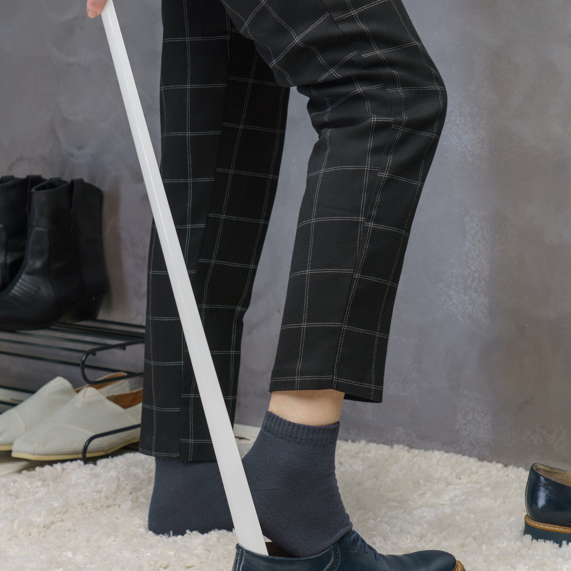 Ложка для обуви - фото с моделью 