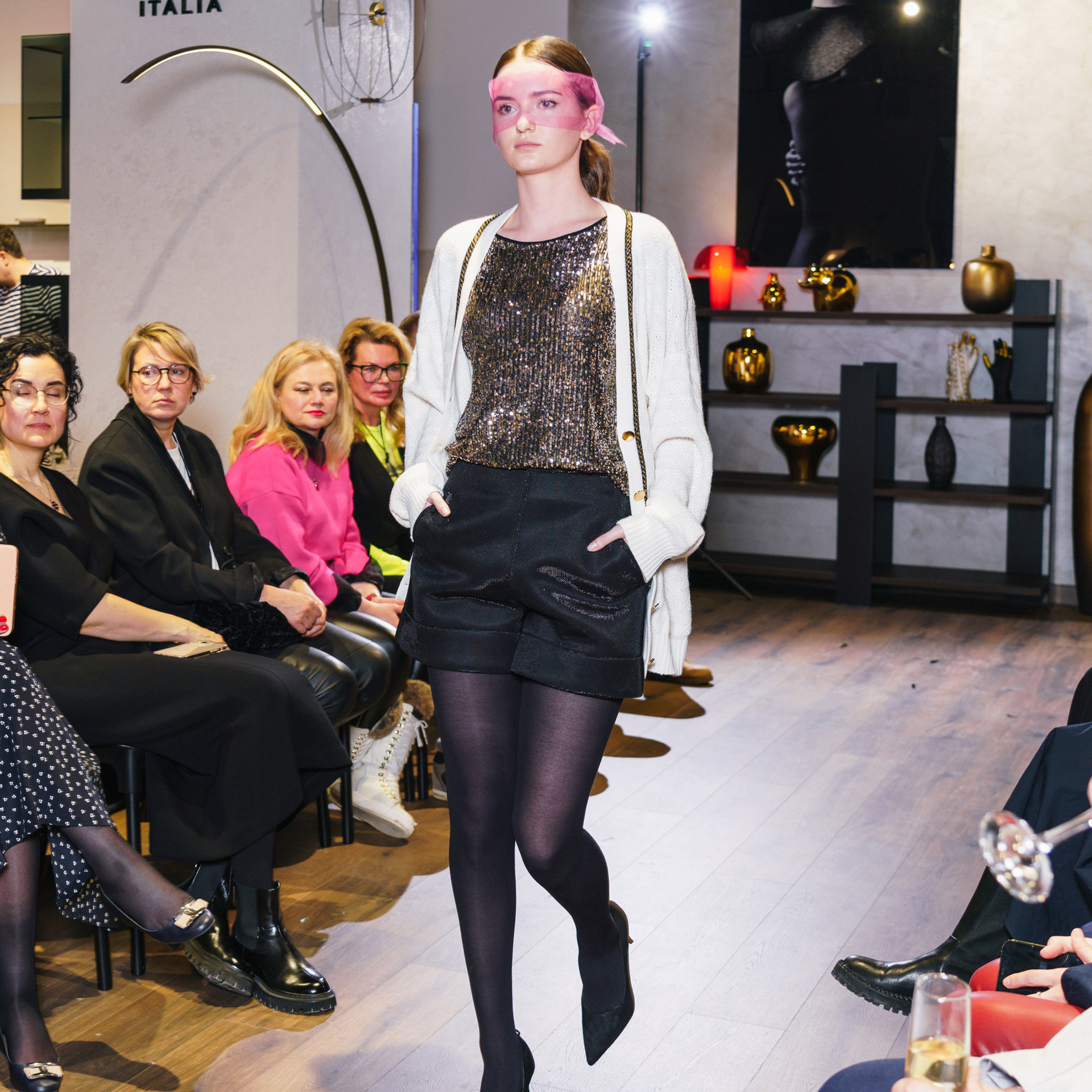 Показ дизайнерской одежды. Студия коммерческой съемки ХВОЯ