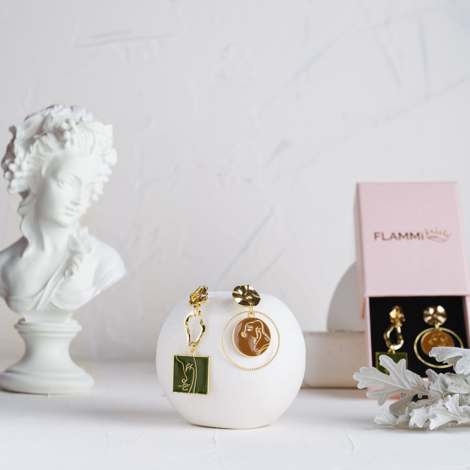 Предметная съемка бижутерии, часов и ювелирных изделий для  каталога, сайта, маркетплейсов. Студия коммерческой съемки ХВОЯ