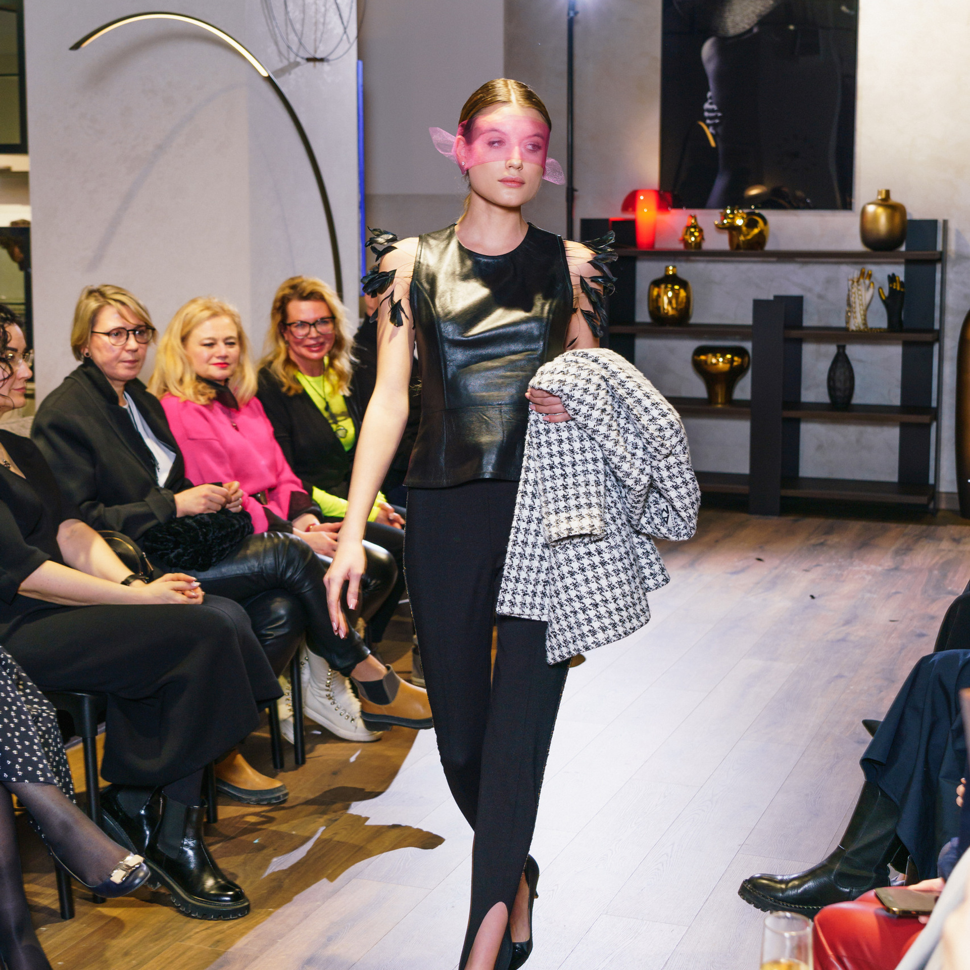 Показ дизайнерской одежды. Студия коммерческой съемки ХВОЯ