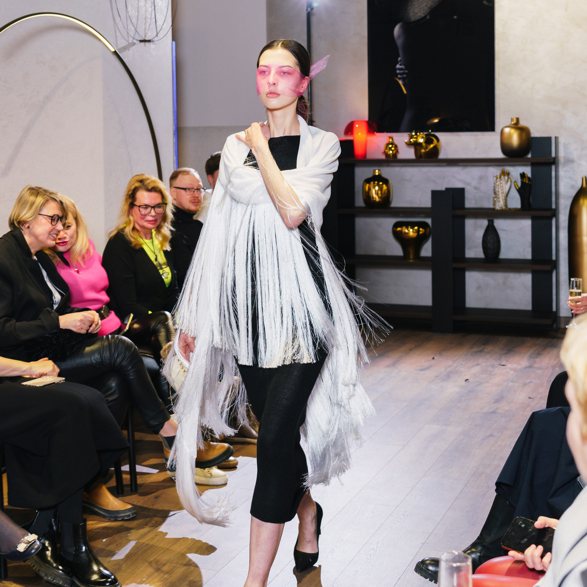 Показ дизайнерской одежды. Студия коммерческой съемки ХВОЯ