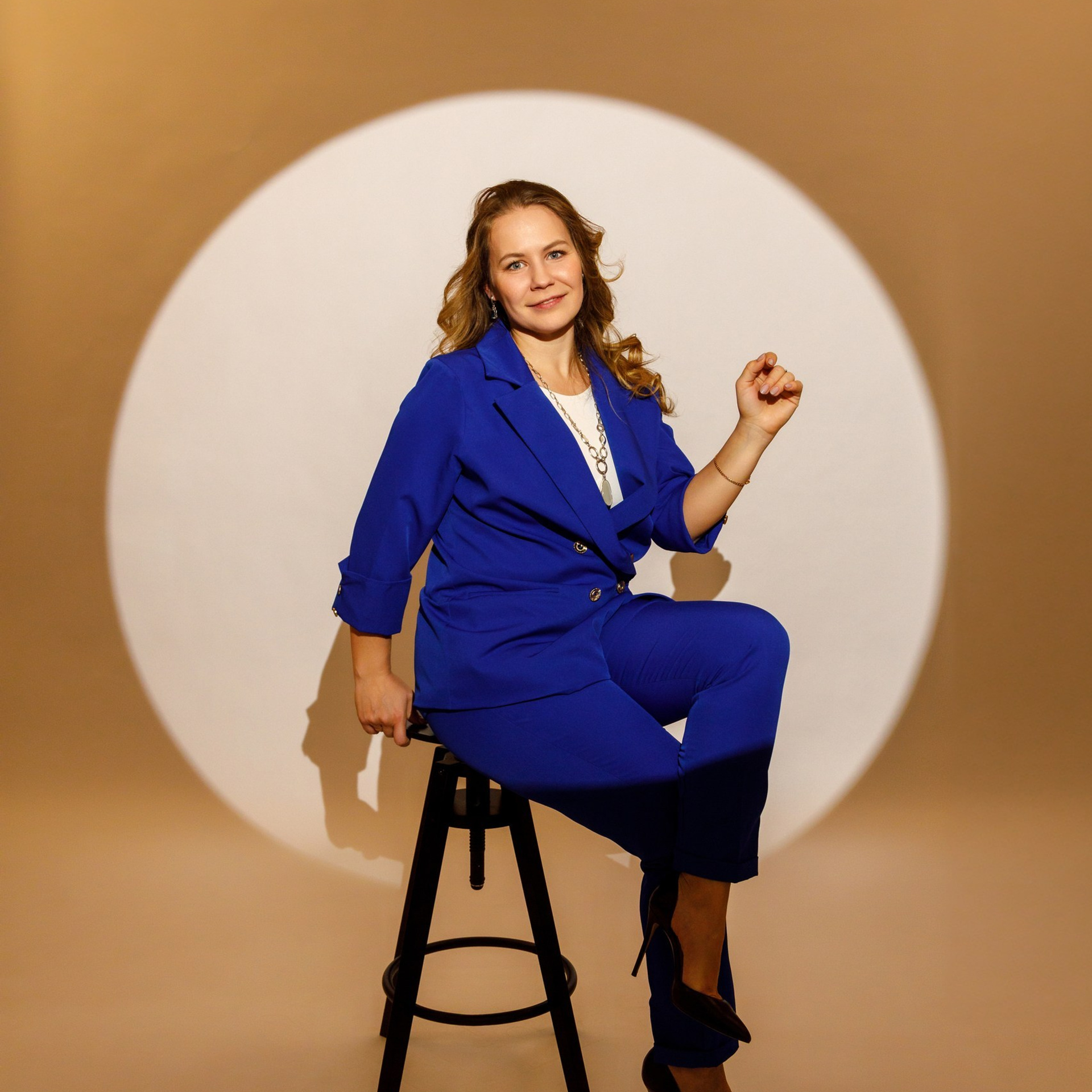 Деловая и индивидуальная фотосессия. Студия коммерческой съемки ХВОЯ