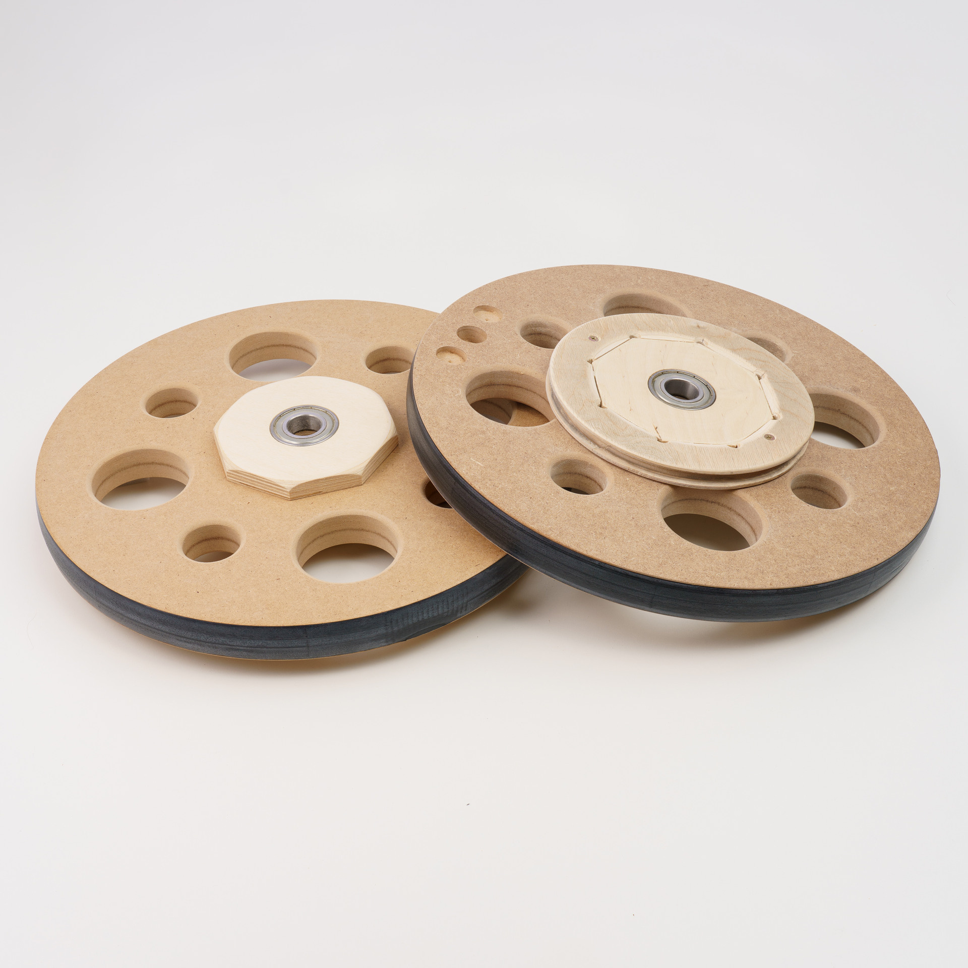 Деталь ленточно пильного станка на белом фоне