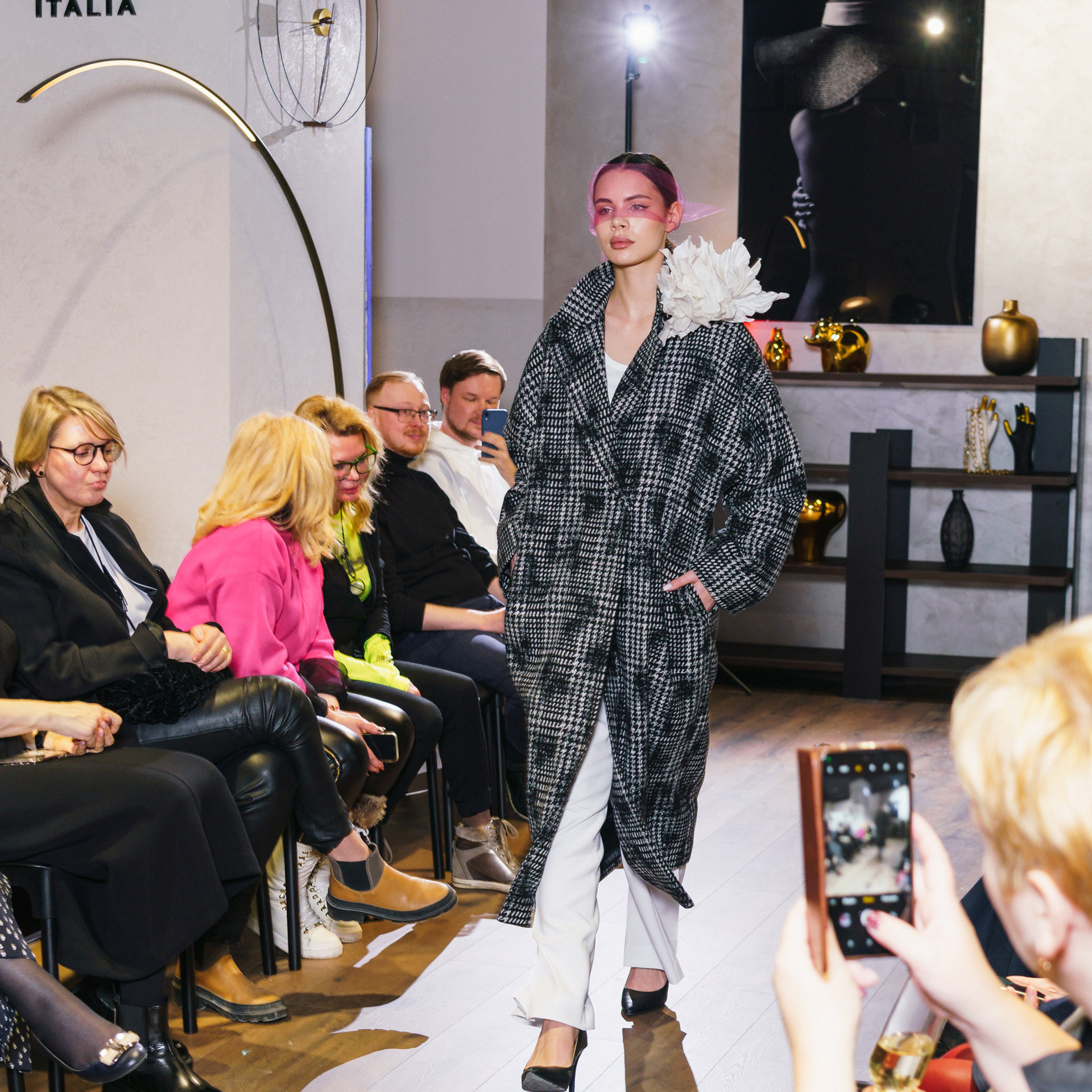 Показ дизайнерской одежды. Студия коммерческой съемки ХВОЯ