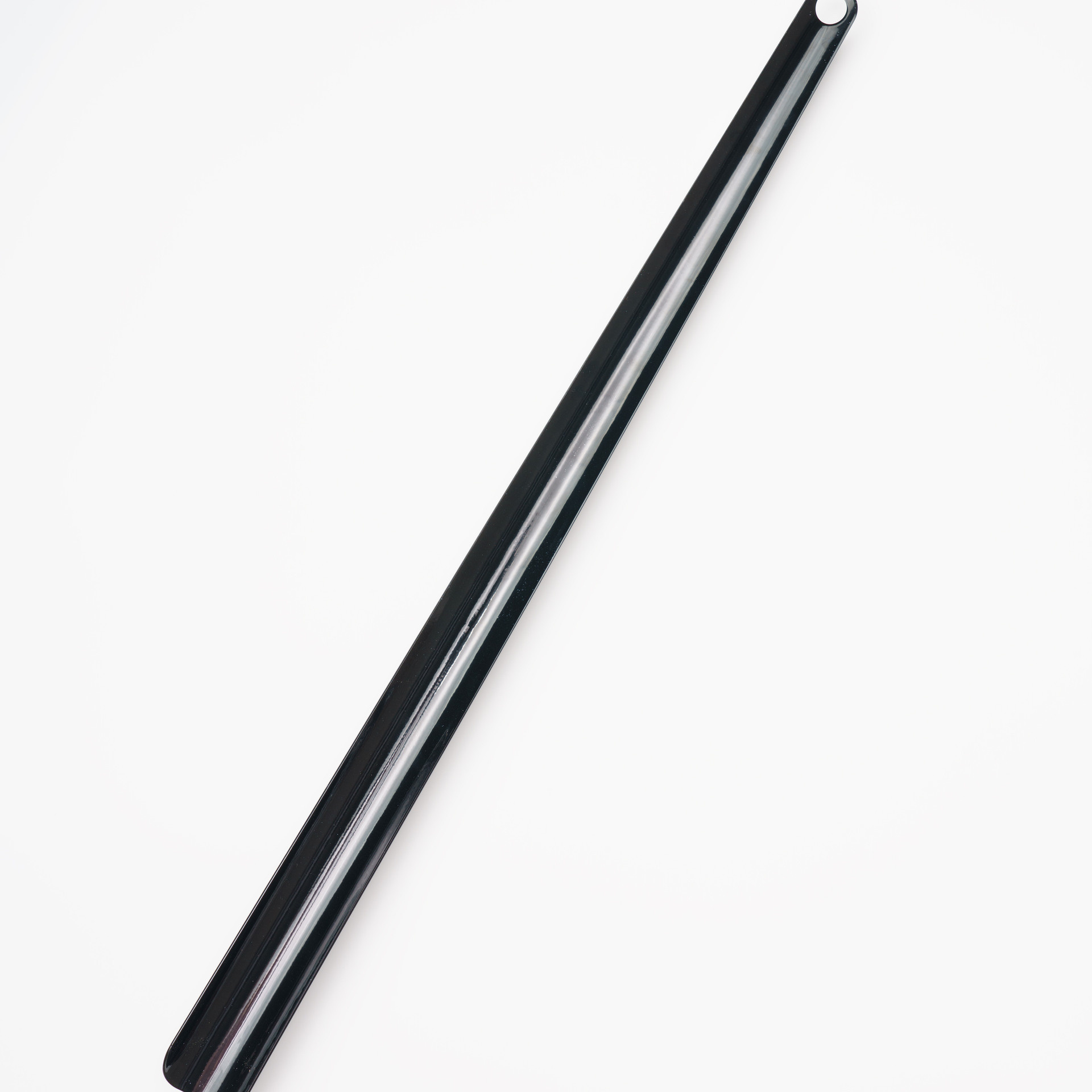 Ложка для обуви на белом фоне 