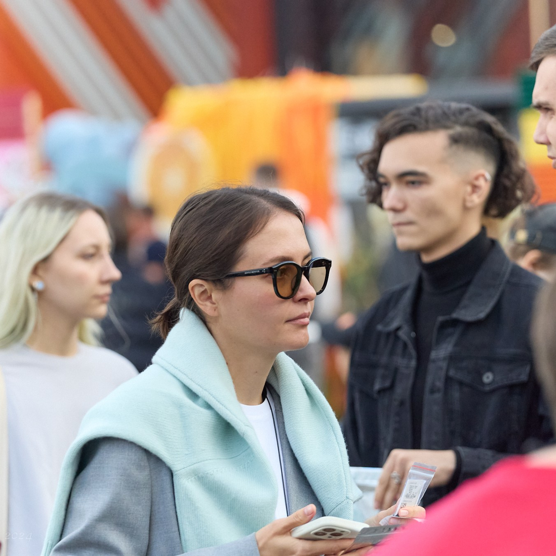 Разные необычные лица в толпе Томска на гастрономическом фестивале Томска