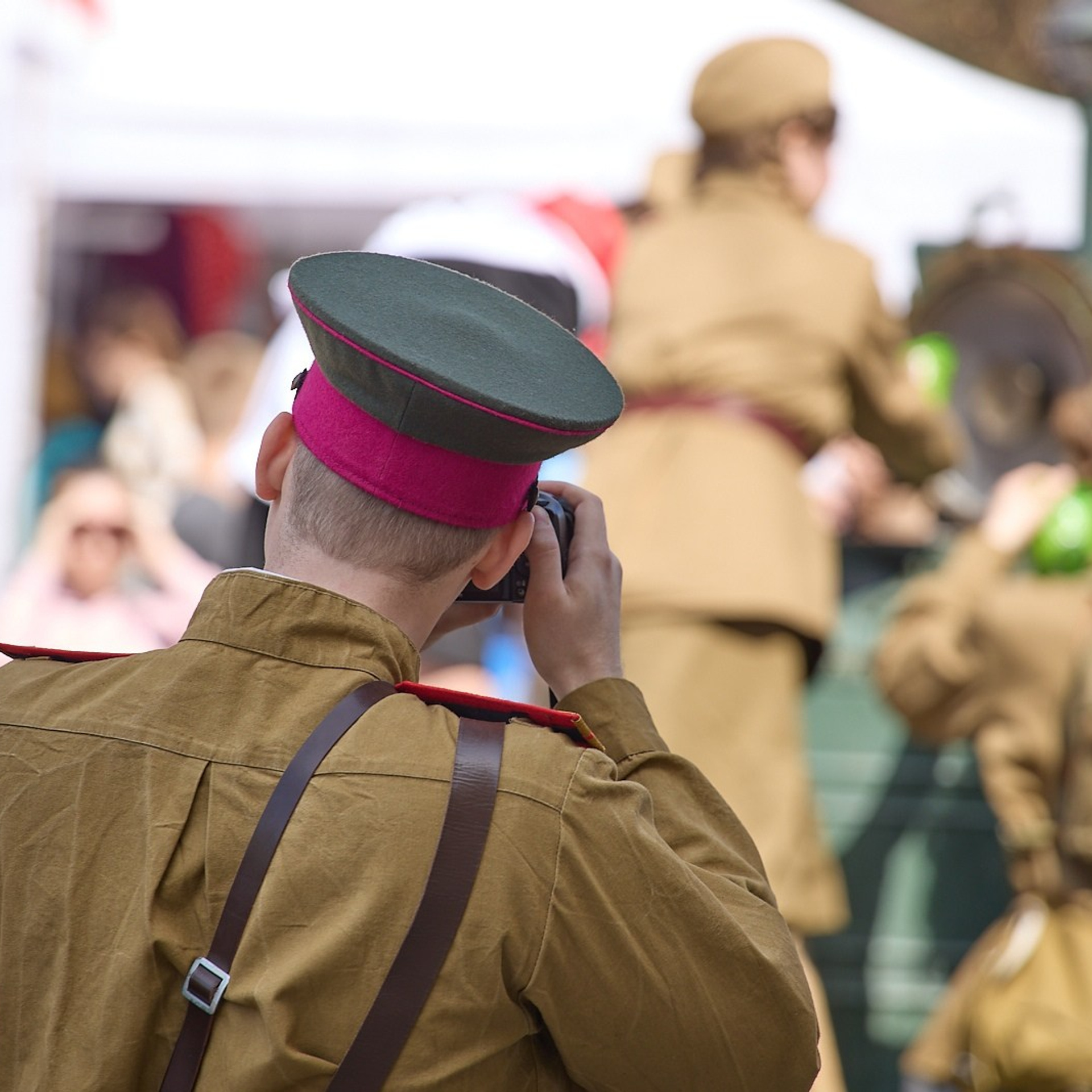 Фотограф в гимнастерке и фуражке оказался в объективе моей камеры, поймал момент съёмки, Томск