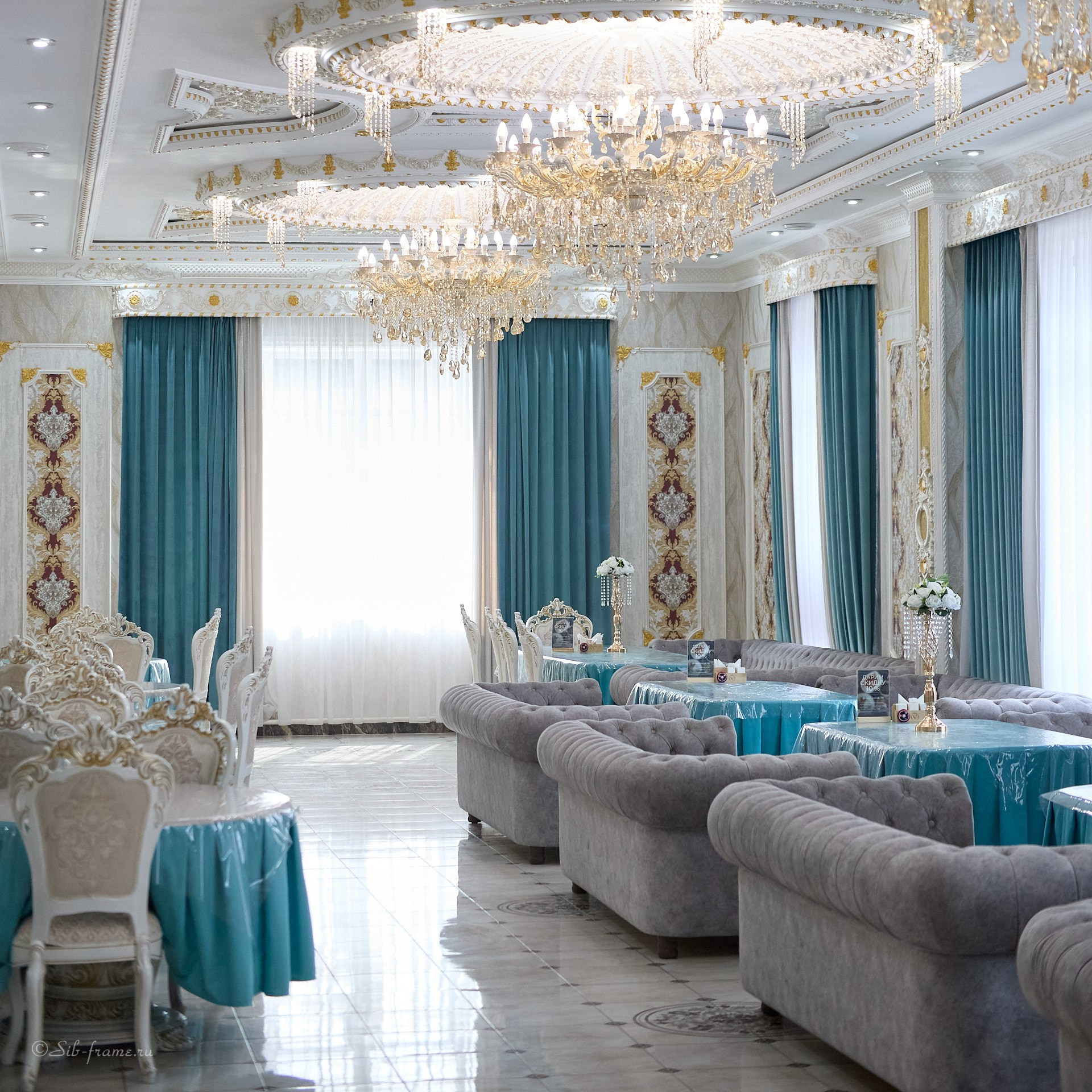 Интерьер кафе-ресторана Ватан, уютные диванчики, столы и стены в стиле Барокко, изумрудного цвета.