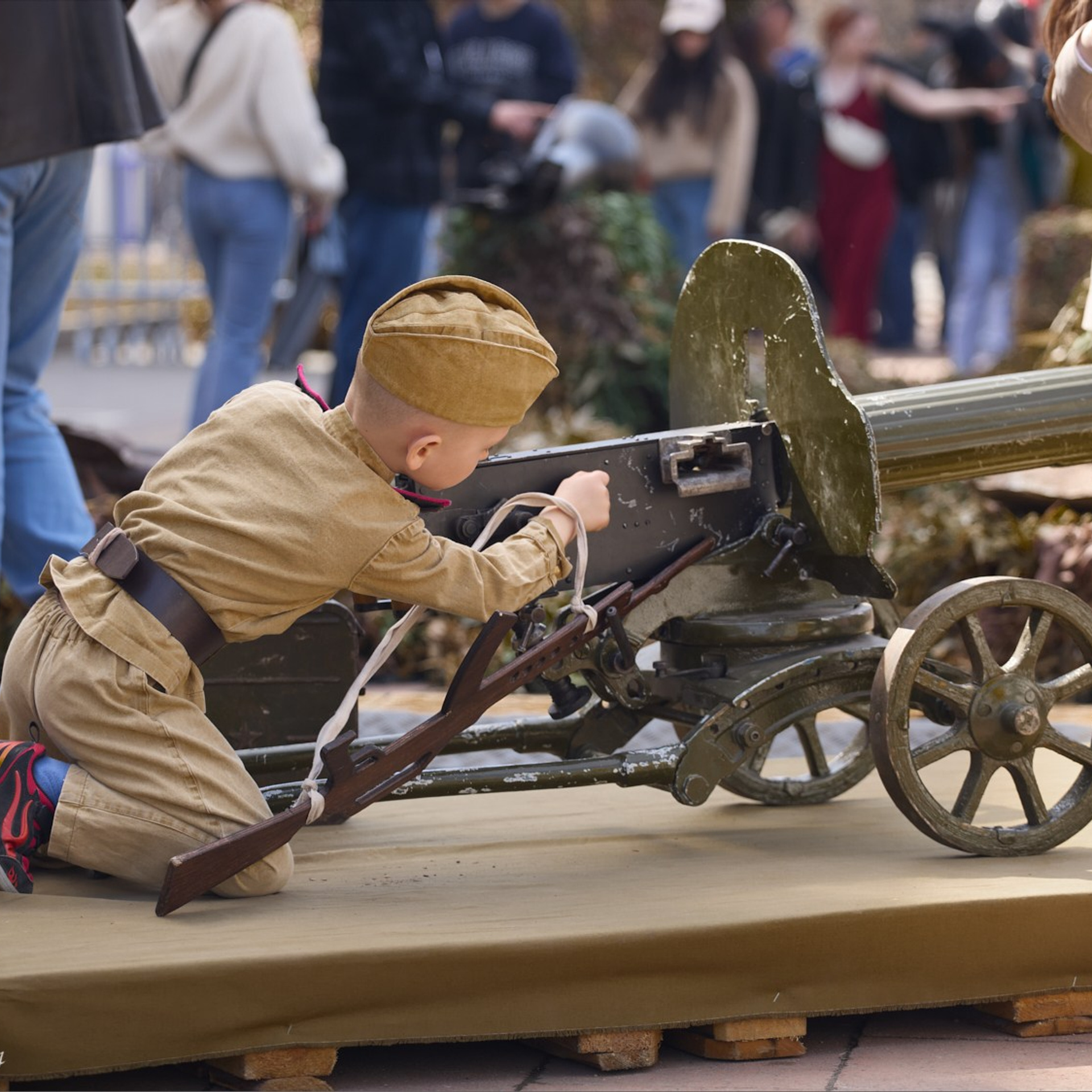 Мальчик в гимнастерке заряжает пулемёт «максим», Томск