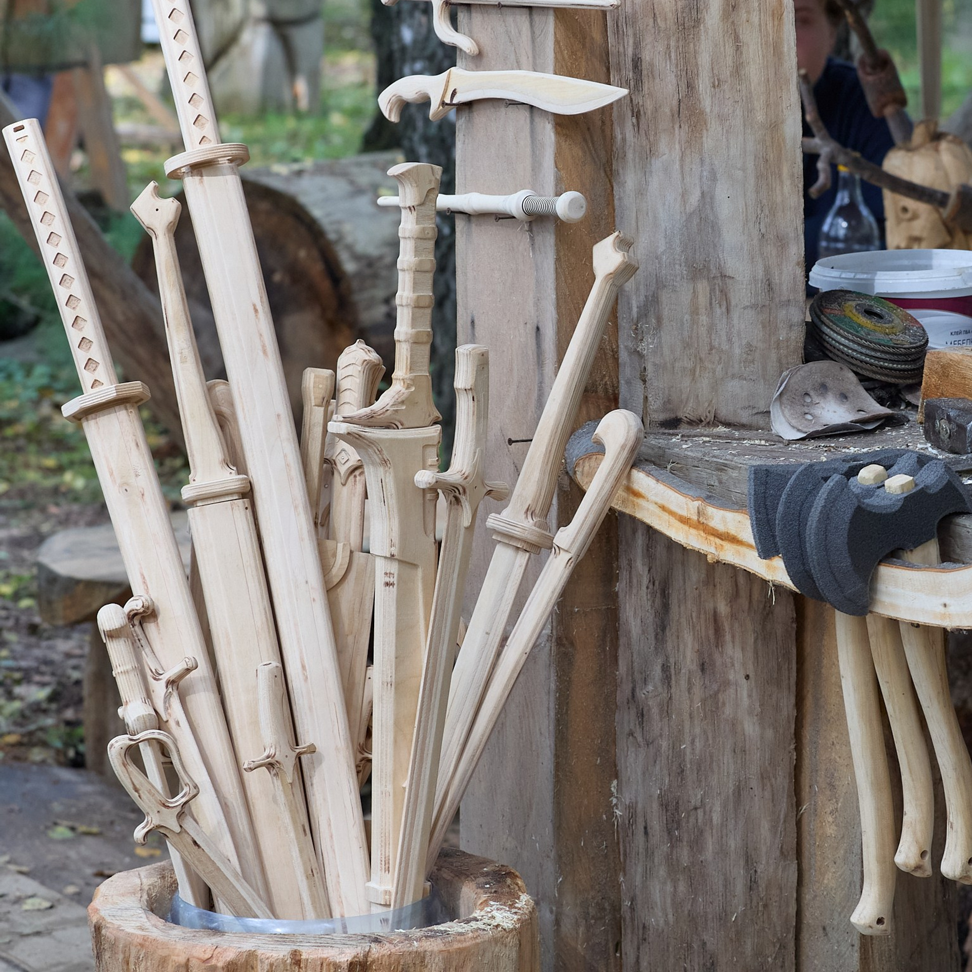 Свежее деревянное оружие в мастерской