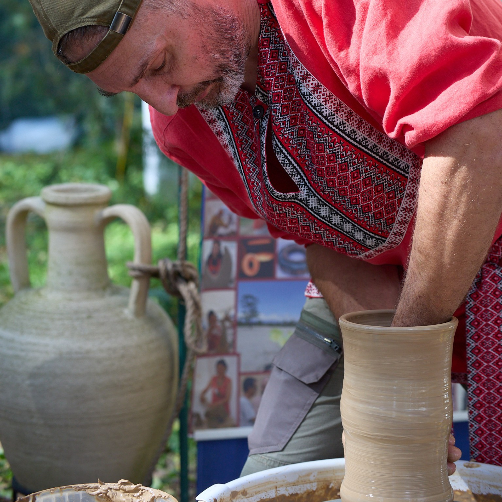 Томский гончар изготавливает кувшин из белой глины