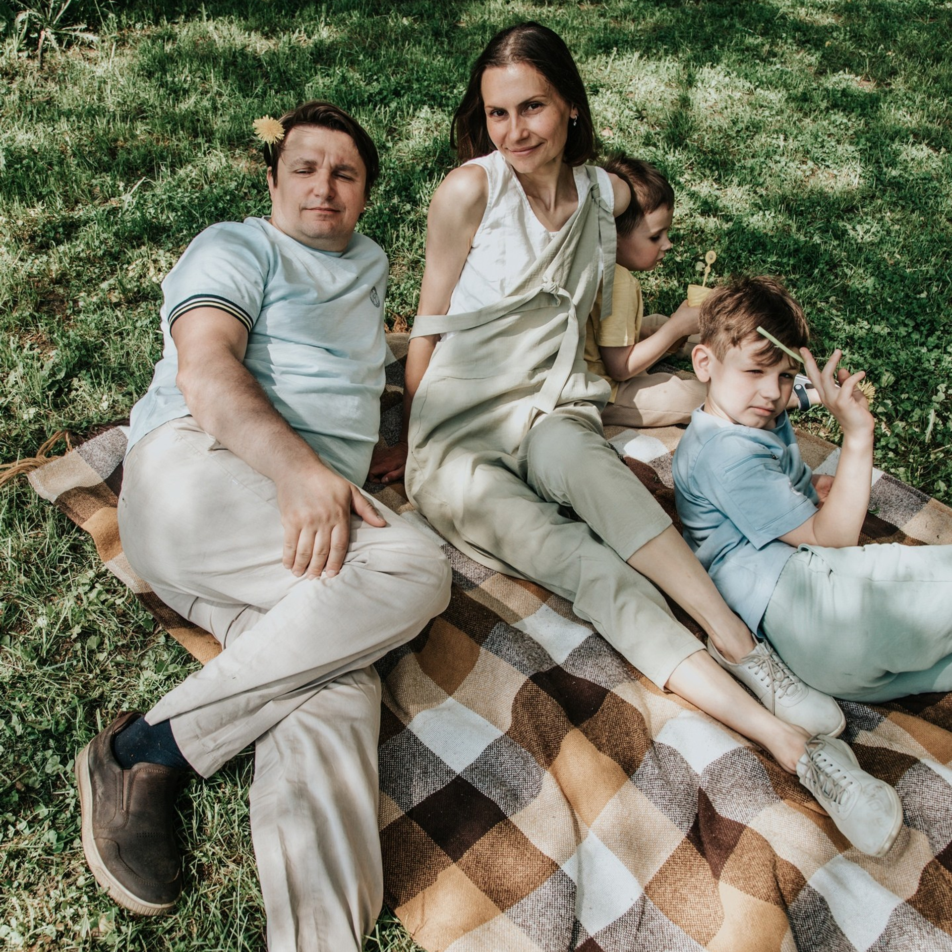 Папа, мама + два сына (в&nbsp;парке)