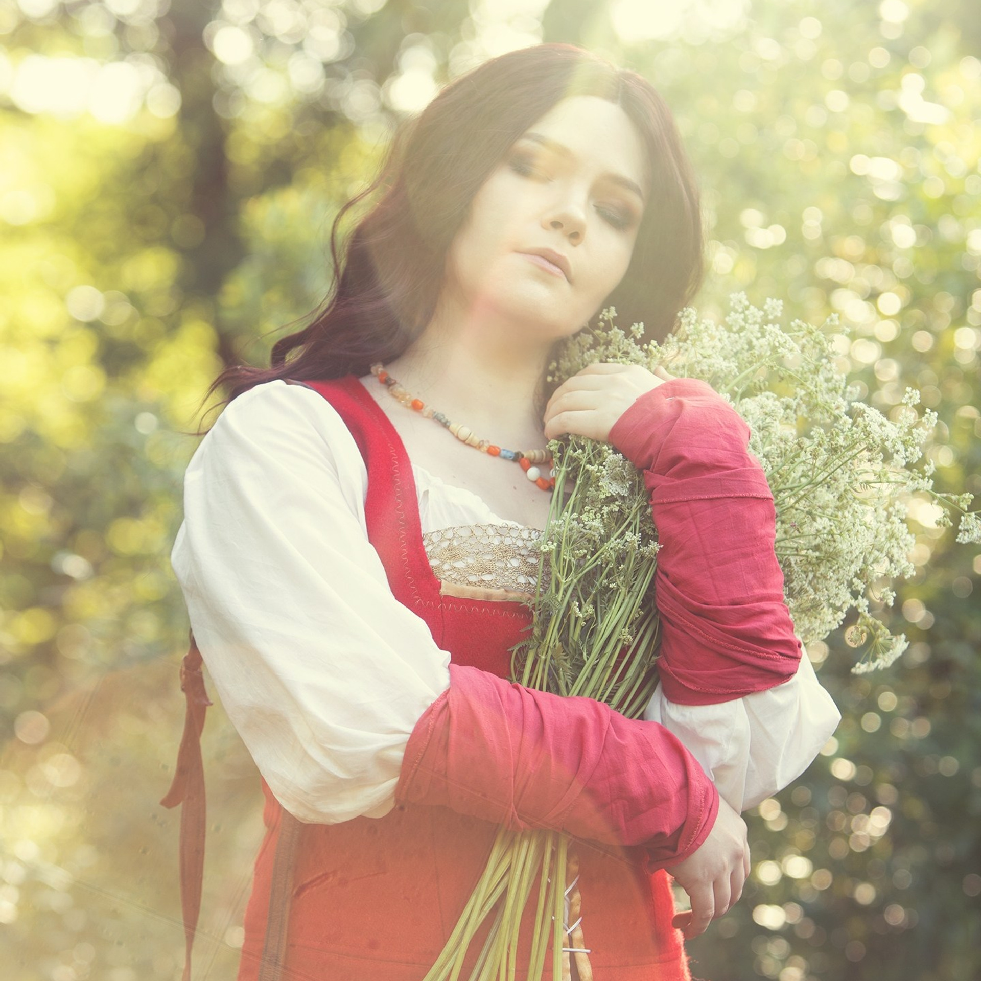 Томира — в белый сад