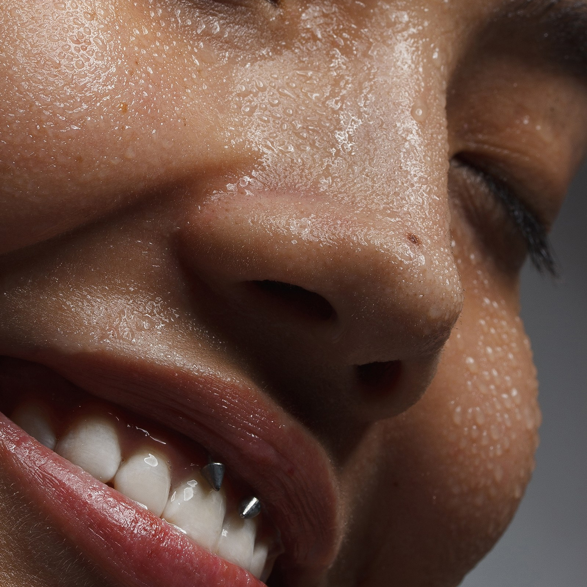 Ильшат Бикмиев — предметный фотограф. Каталог и рекламная съёмка для бизнеса Алматы. Качественные фото для бизнеса, маркетплейсов интернета