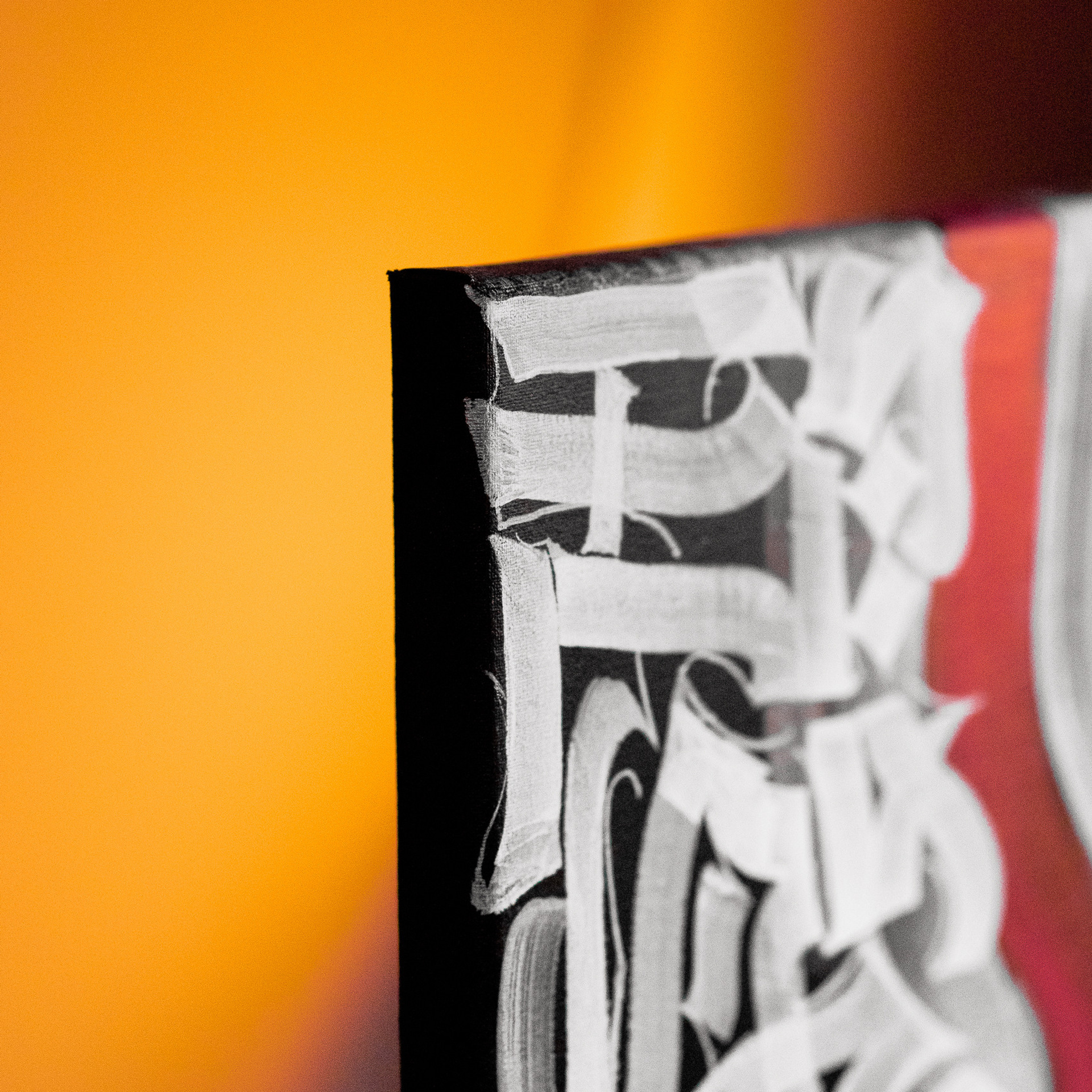 Каллиграфия на холстах со смыслом от Андрея Рэя