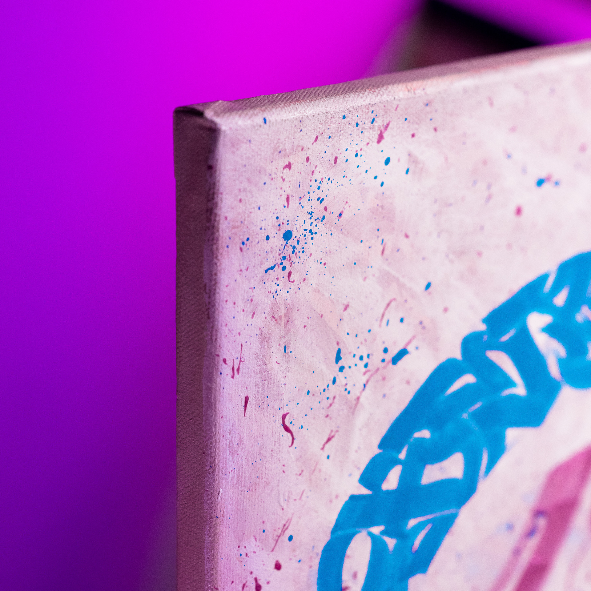 Каллиграфия на холстах со смыслом от Андрея Рэя