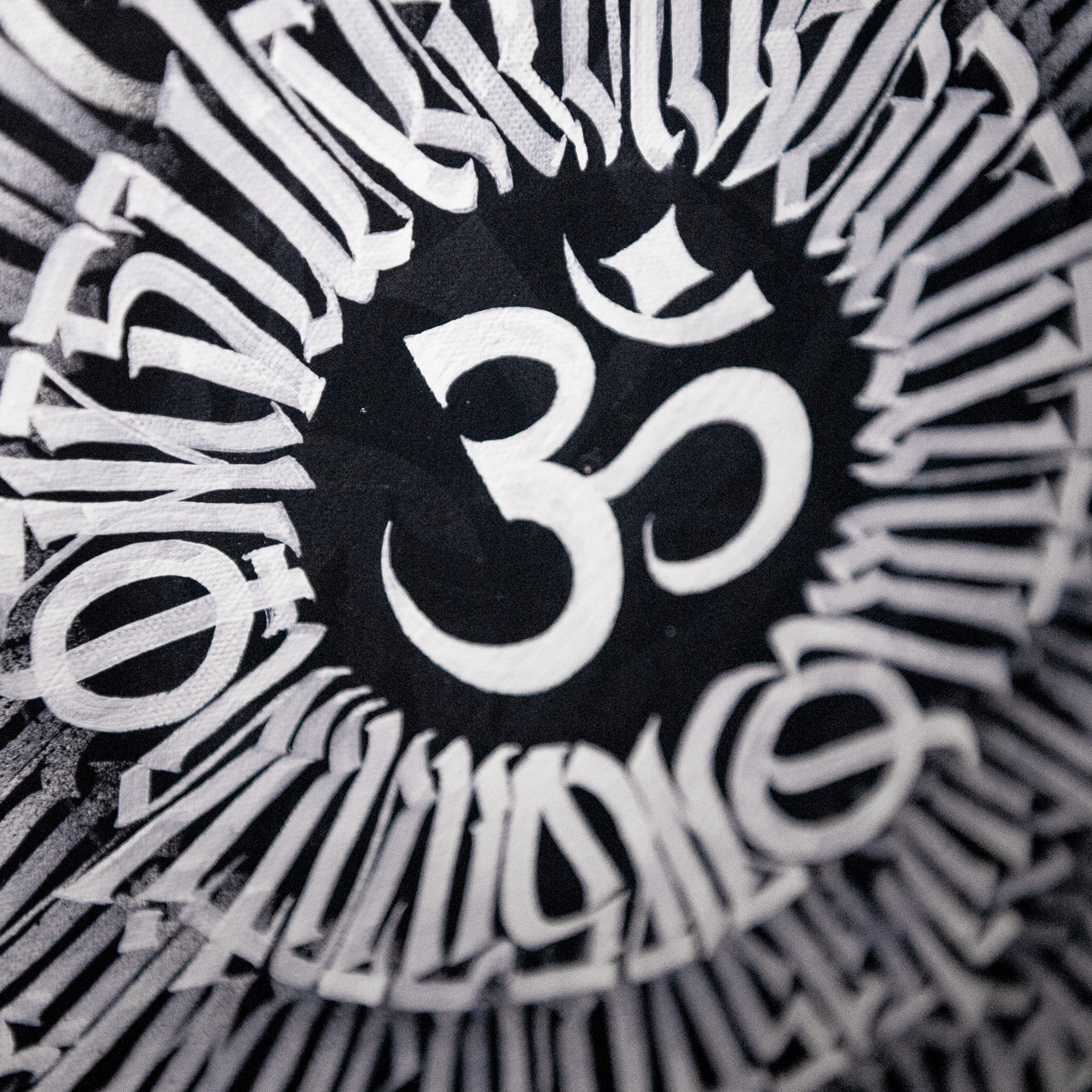 Каллиграфия на холстах со смыслом от Андрея Рэя