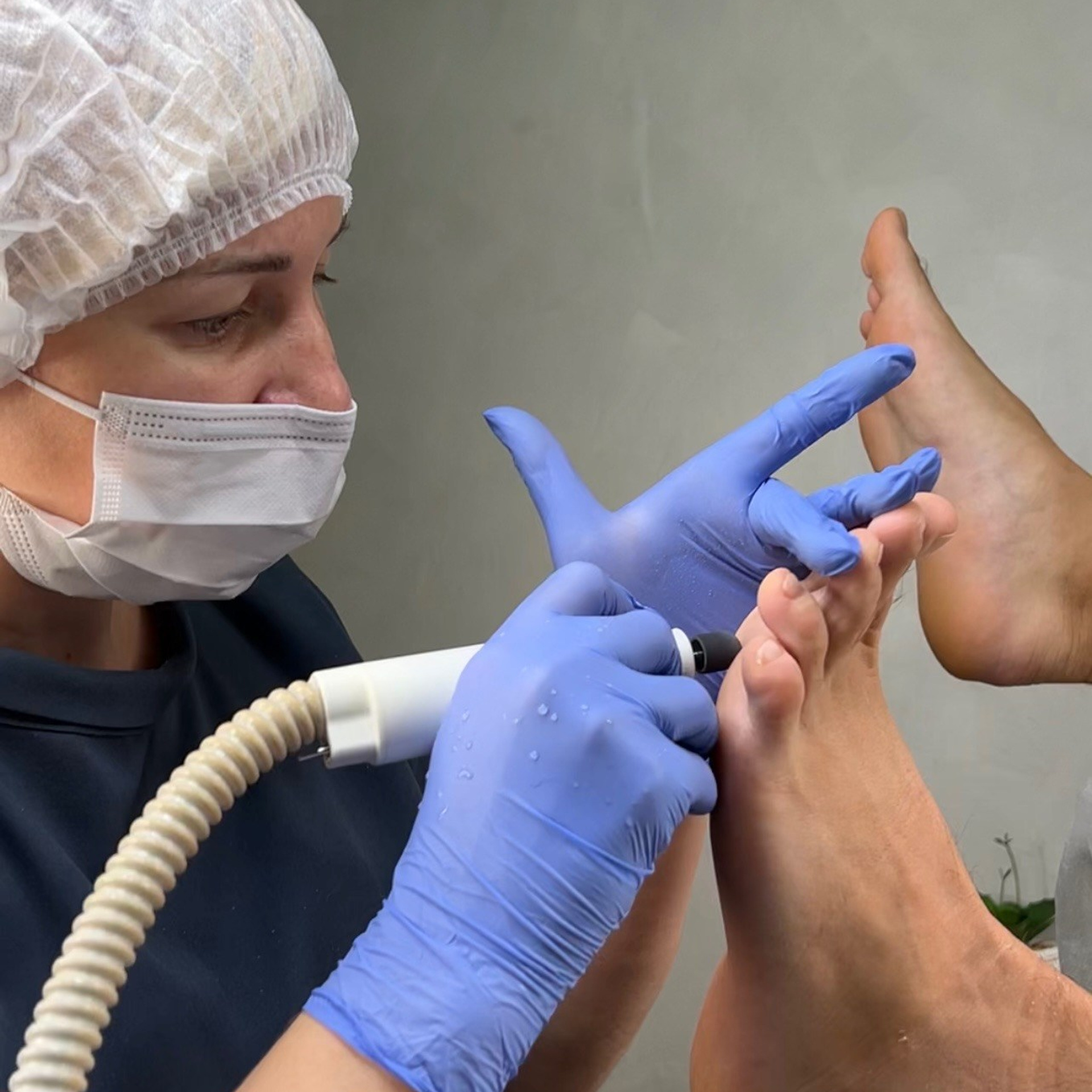 Педикюр с полной обработкой стопы - 2 500 ₽