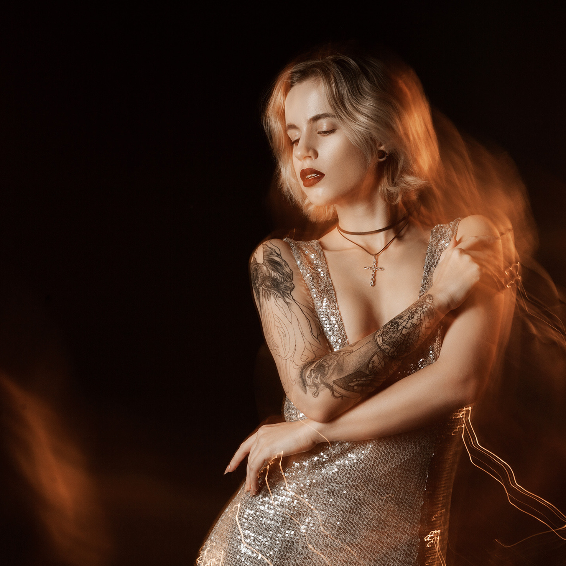 Виктория | золото и красный