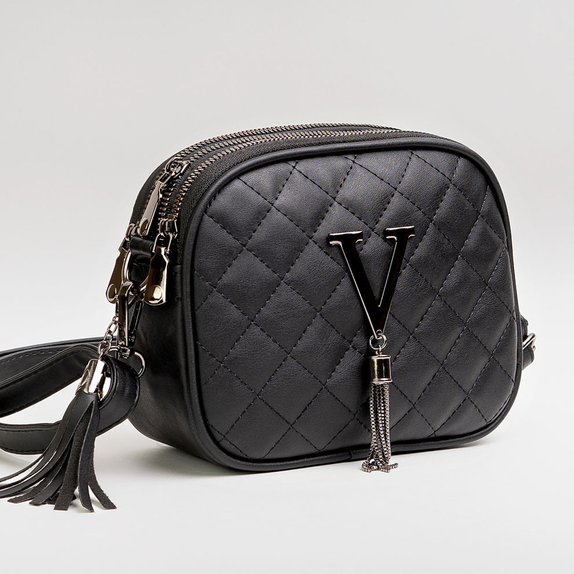 Чёрная кожаная сумка на белом фоне