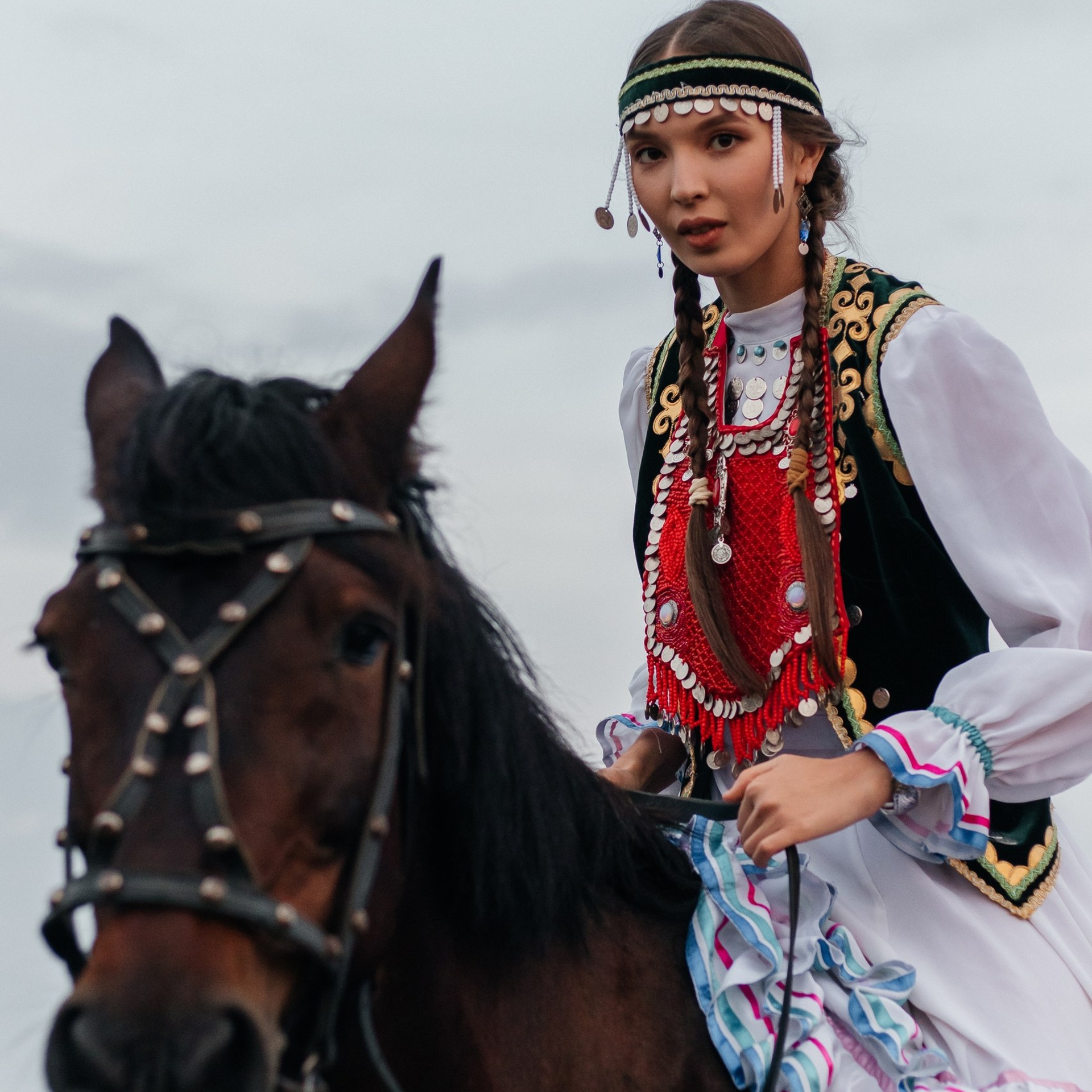 В НАЦИОНАЛЬНОМ КОСТЮМЕ