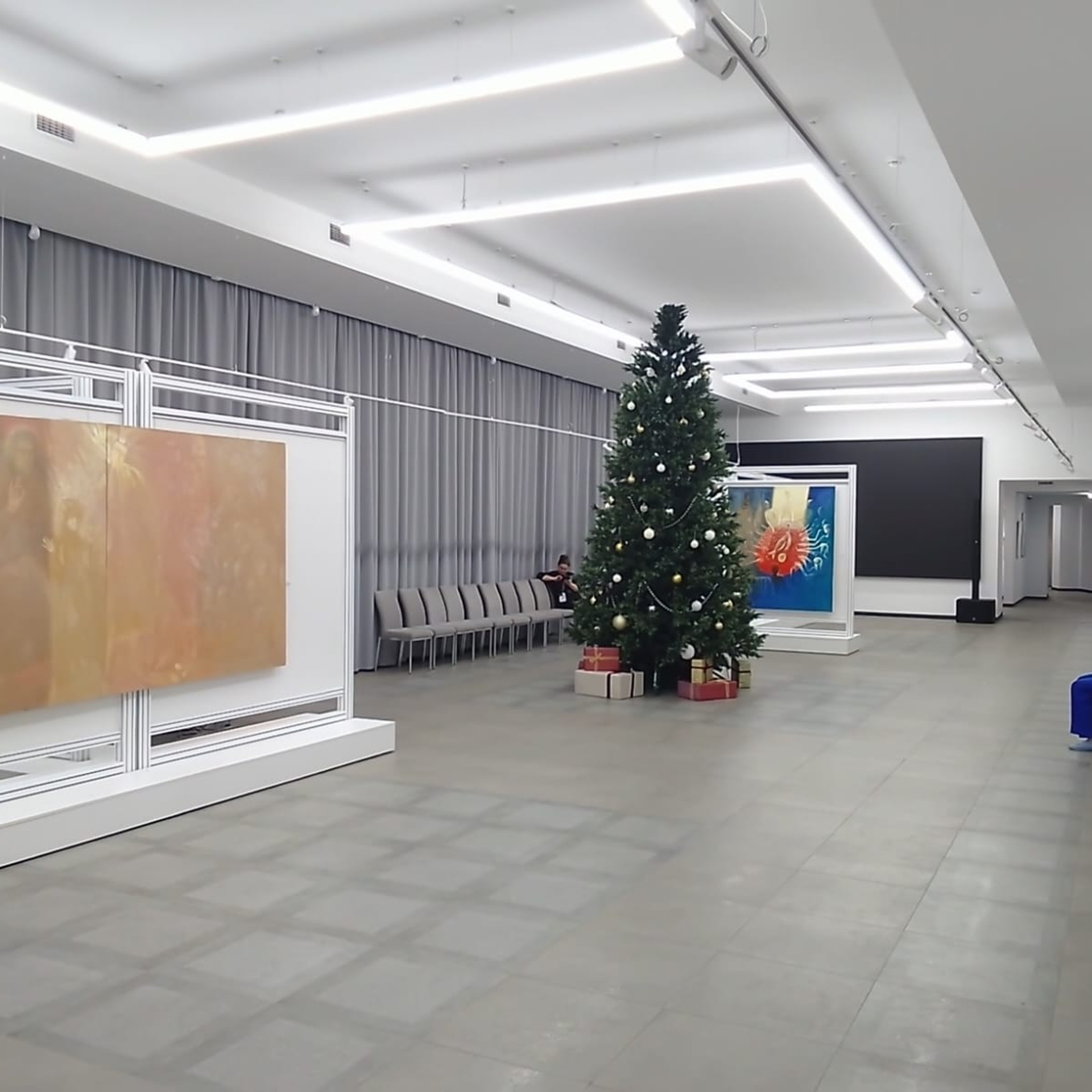 / НОВОЕ НА БЕЛОМ /. Ассоциация художников монументалистов г. Москва