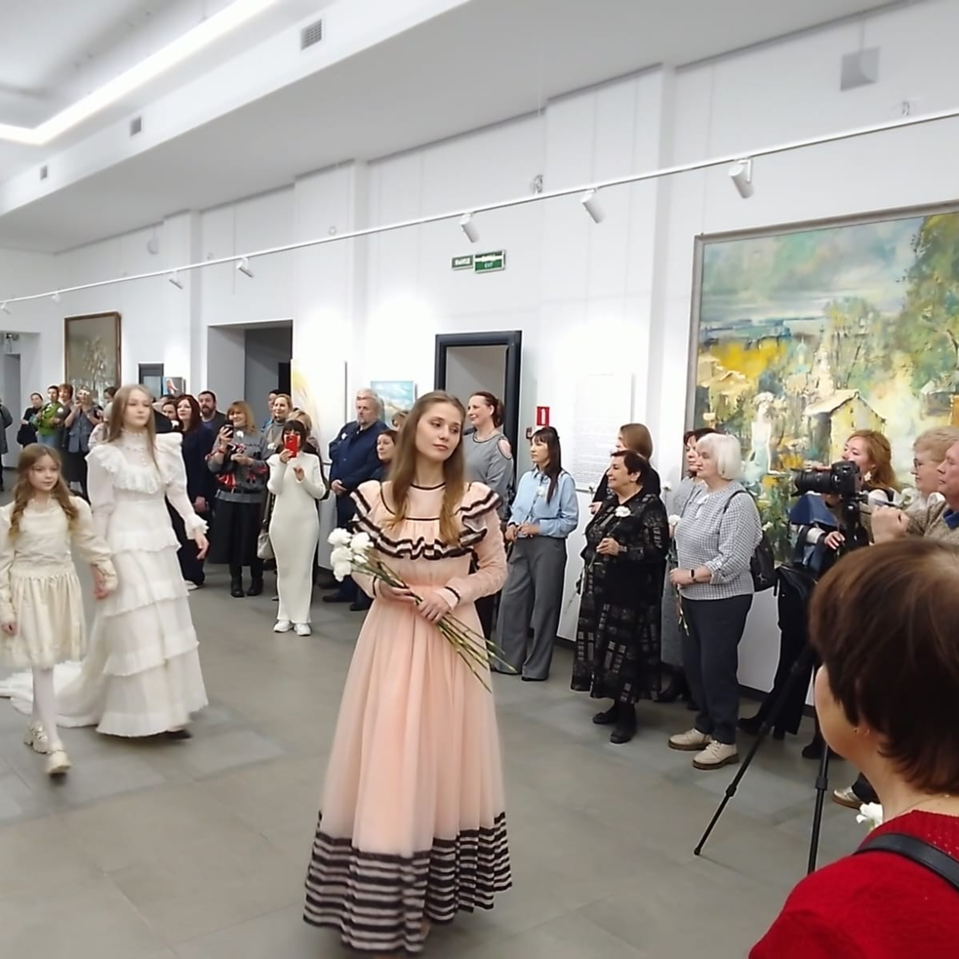 / НОВОЕ НА БЕЛОМ /. Ассоциация художников монументалистов г. Москва