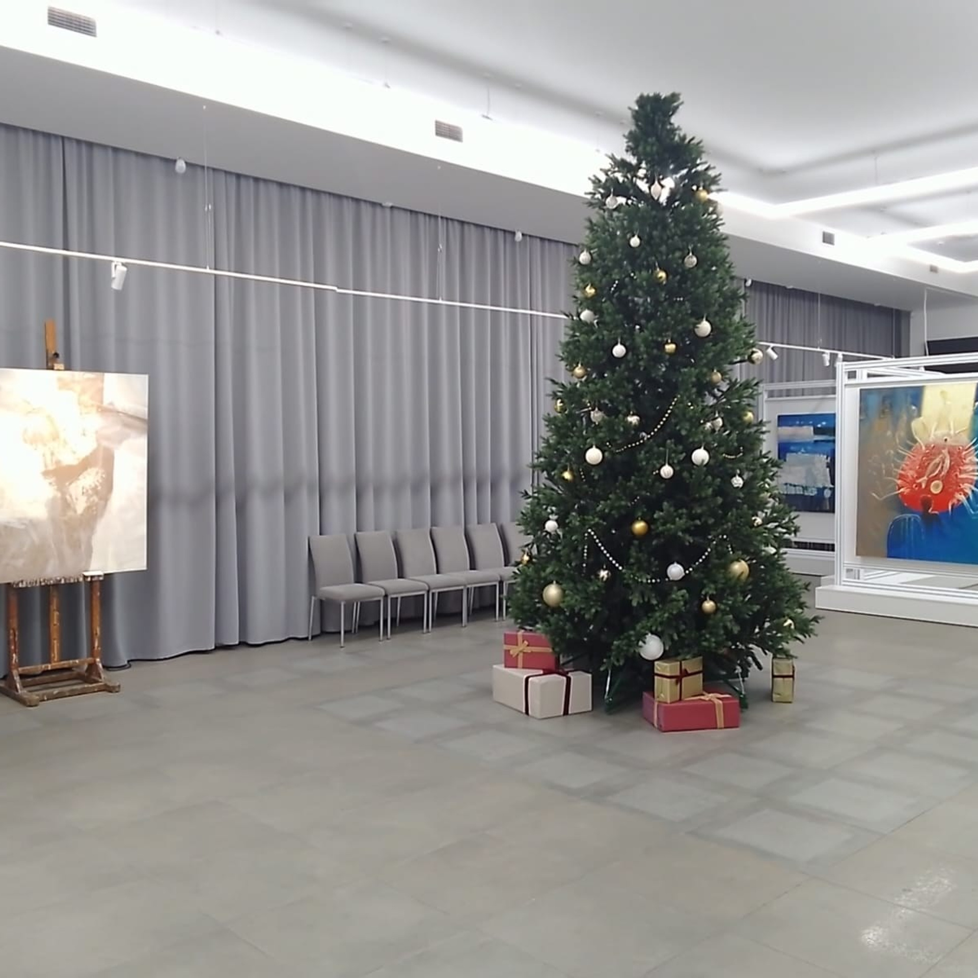 / НОВОЕ НА БЕЛОМ /. Ассоциация художников монументалистов г. Москва