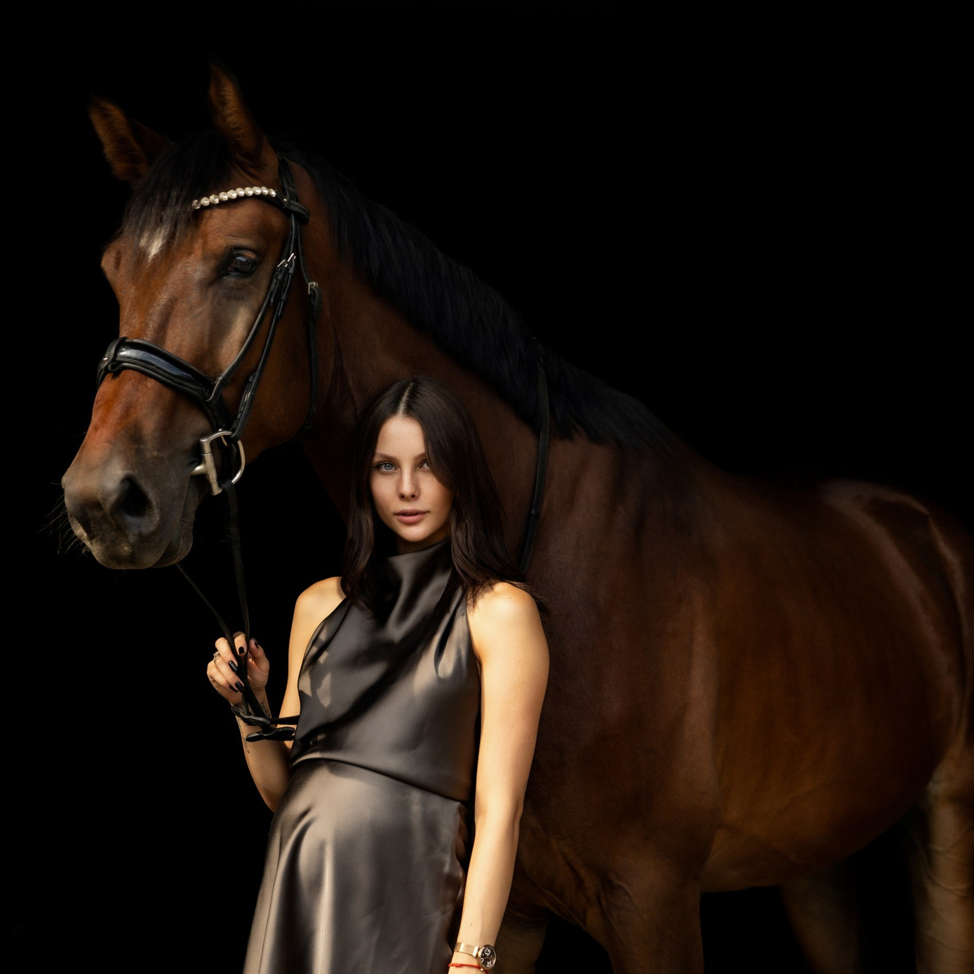 Классический портрет на черном фоне