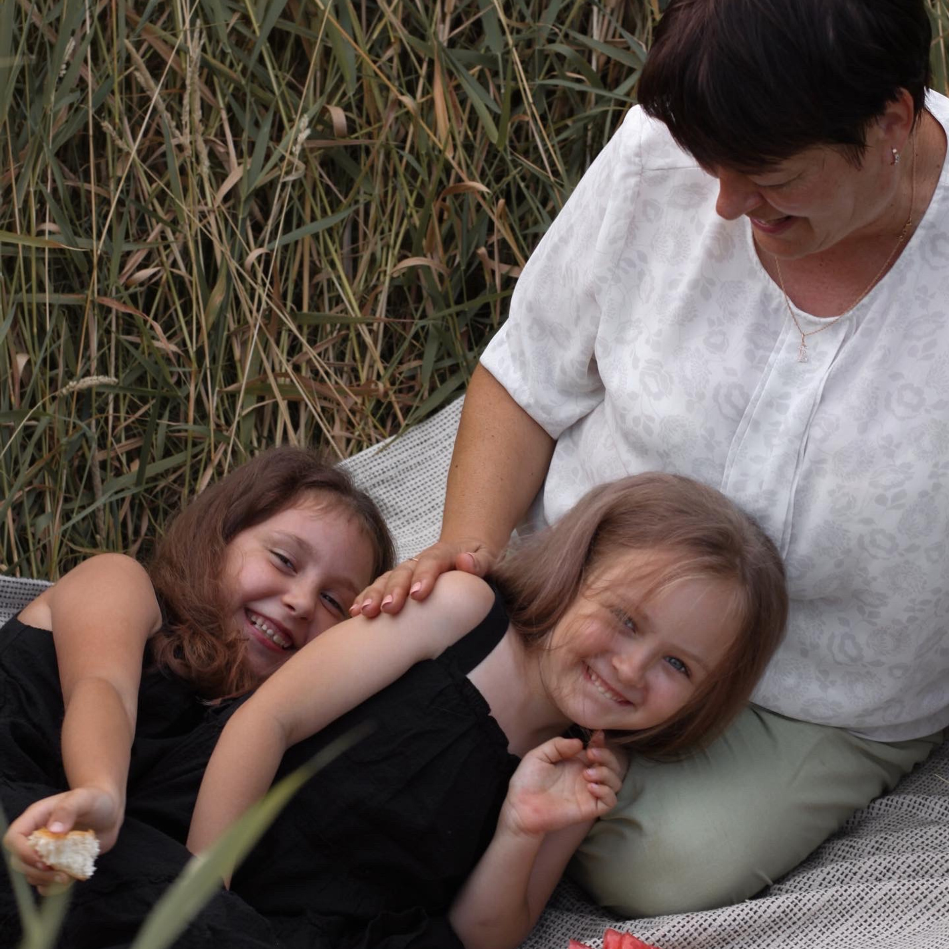 Елена с внучками