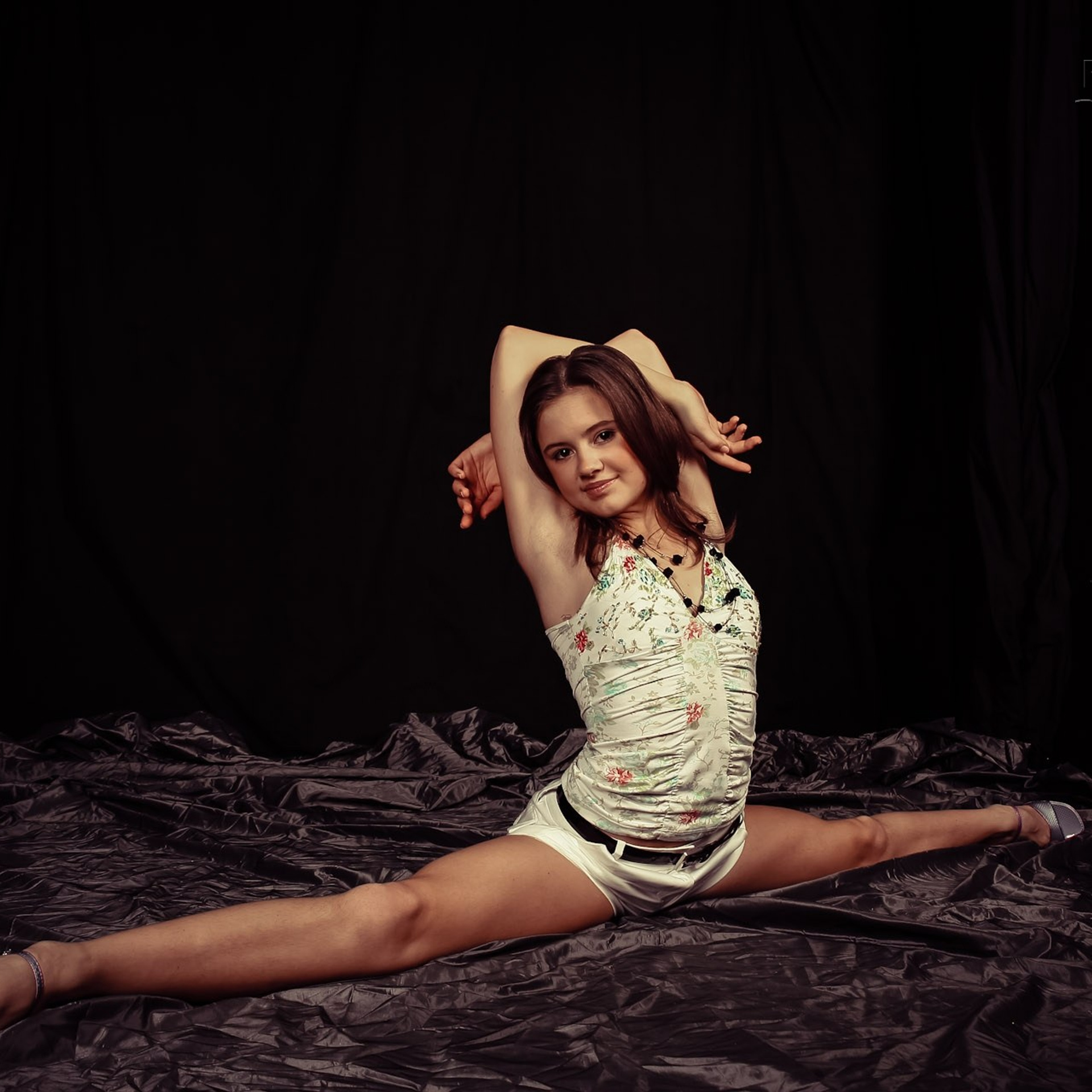 Гимнастка 007. Fantastic-Bodies photo performance