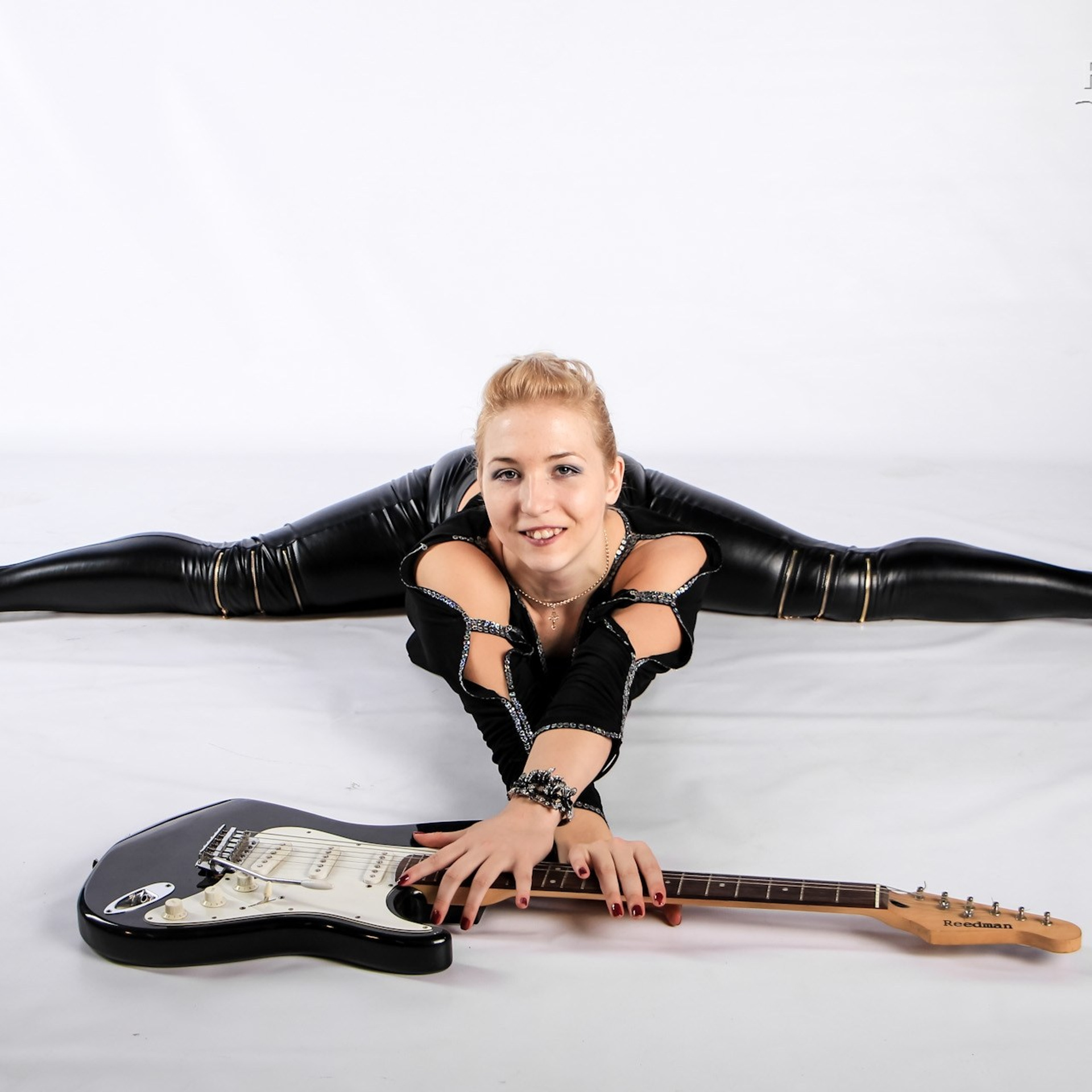 Цирковая 010. Fantastic-Bodies photo performance