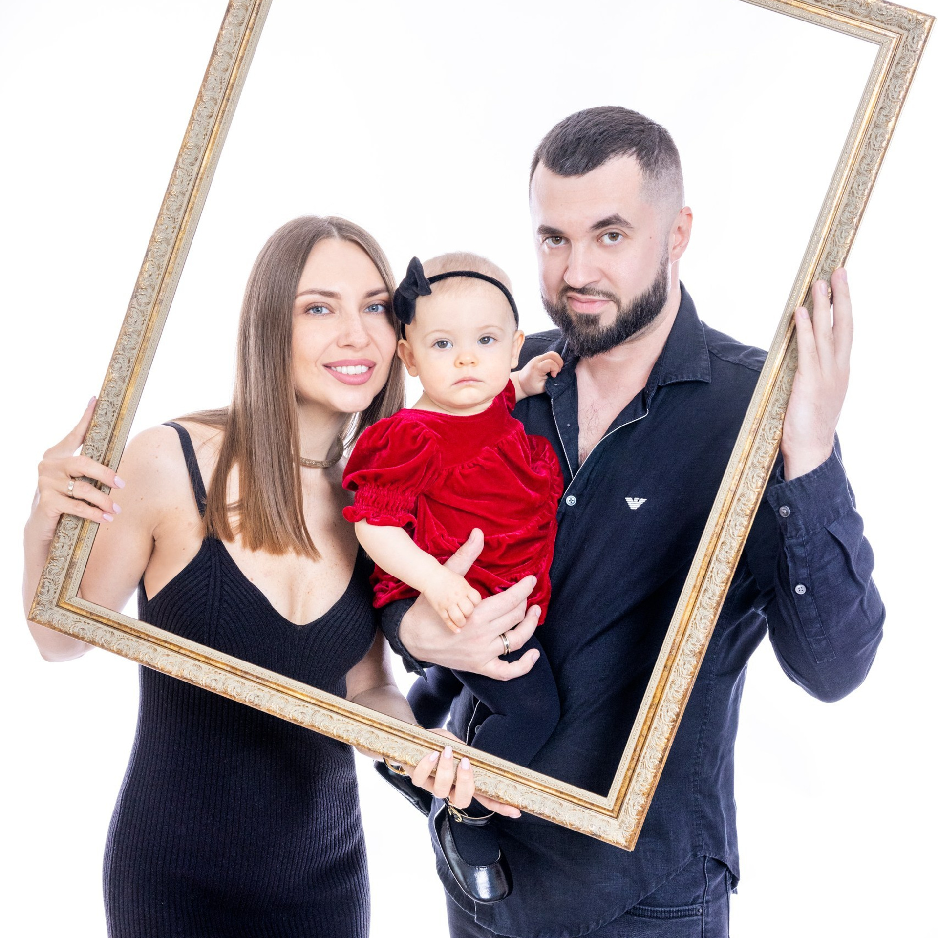 СЕМЕЙНАЯ ФОТОСЪЕМКА НА БЕЛОМ ФОНЕ С ПРИМЕНЕНИЕМ ФИЛЬТРА И БЕЗ