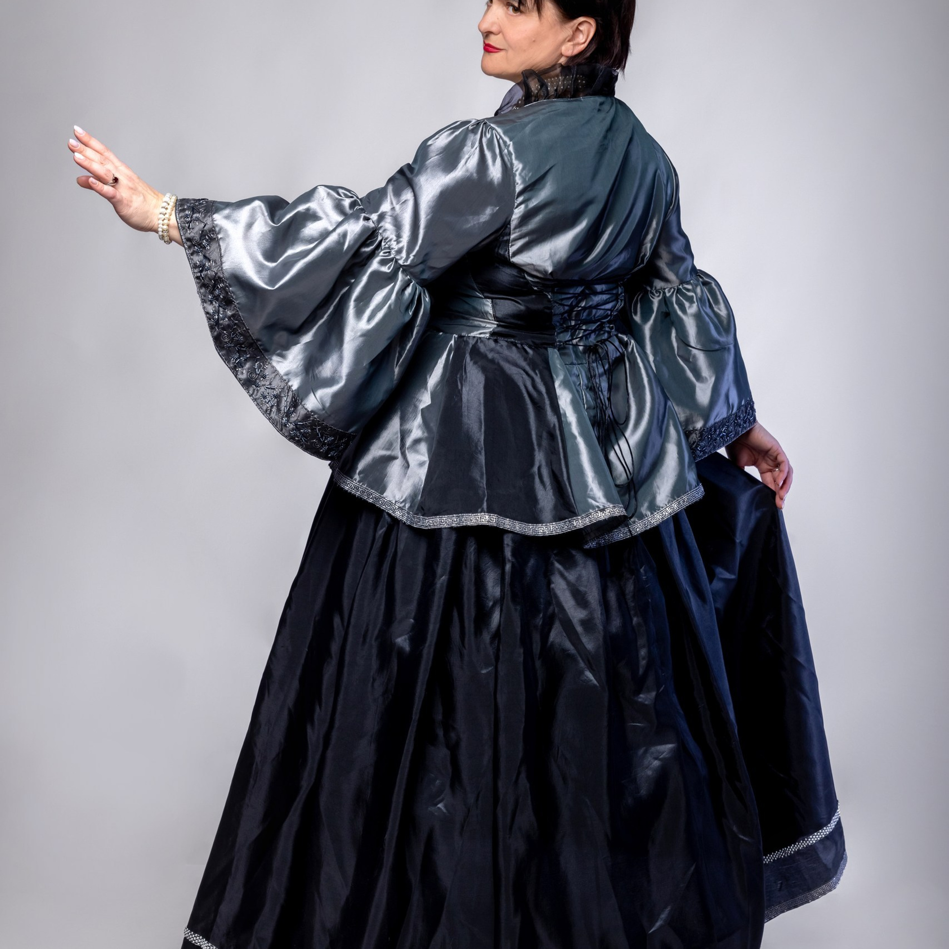 Разные образы на&nbsp;сером фоне (3 источника света, часть с&nbsp;дым машиной)