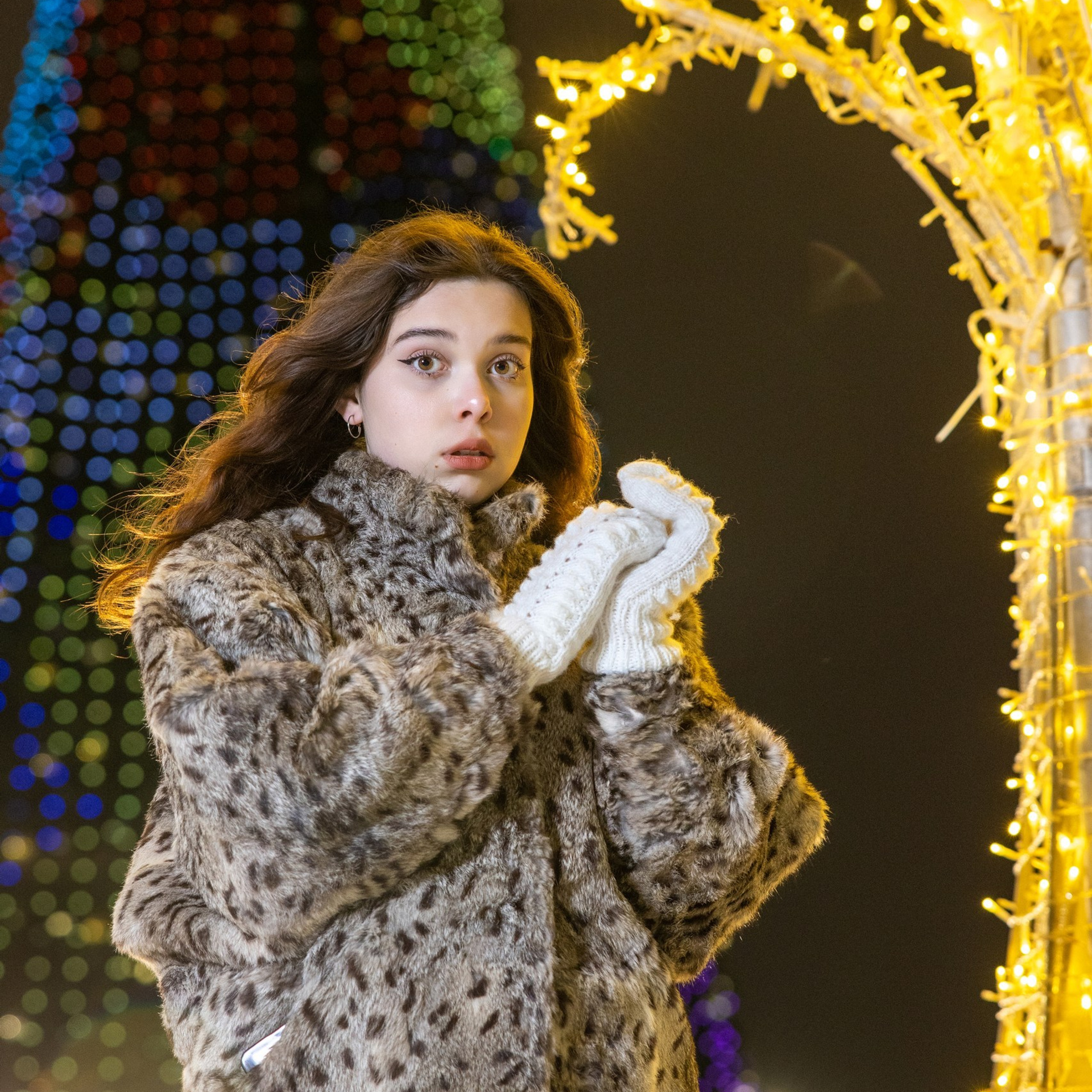 Мария у ёлки в полушубке.