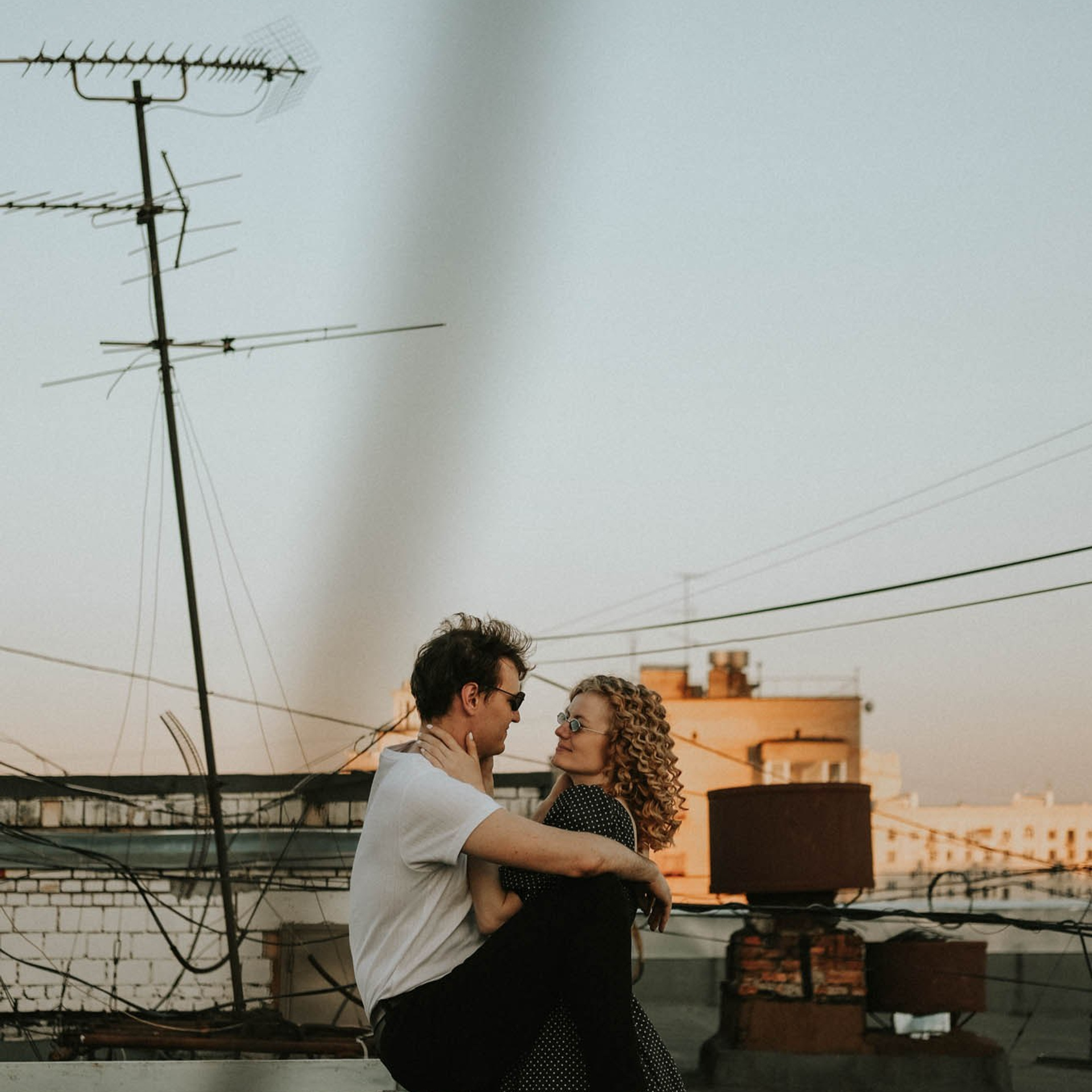 «полезли на крышу?» — «давай!»