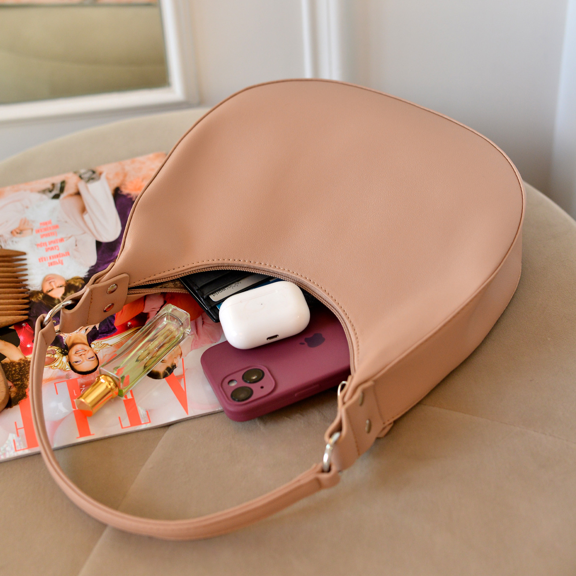 Предметное фото сумок - модные и разнообразные варианты для создания завершающего штриха вашего образа.