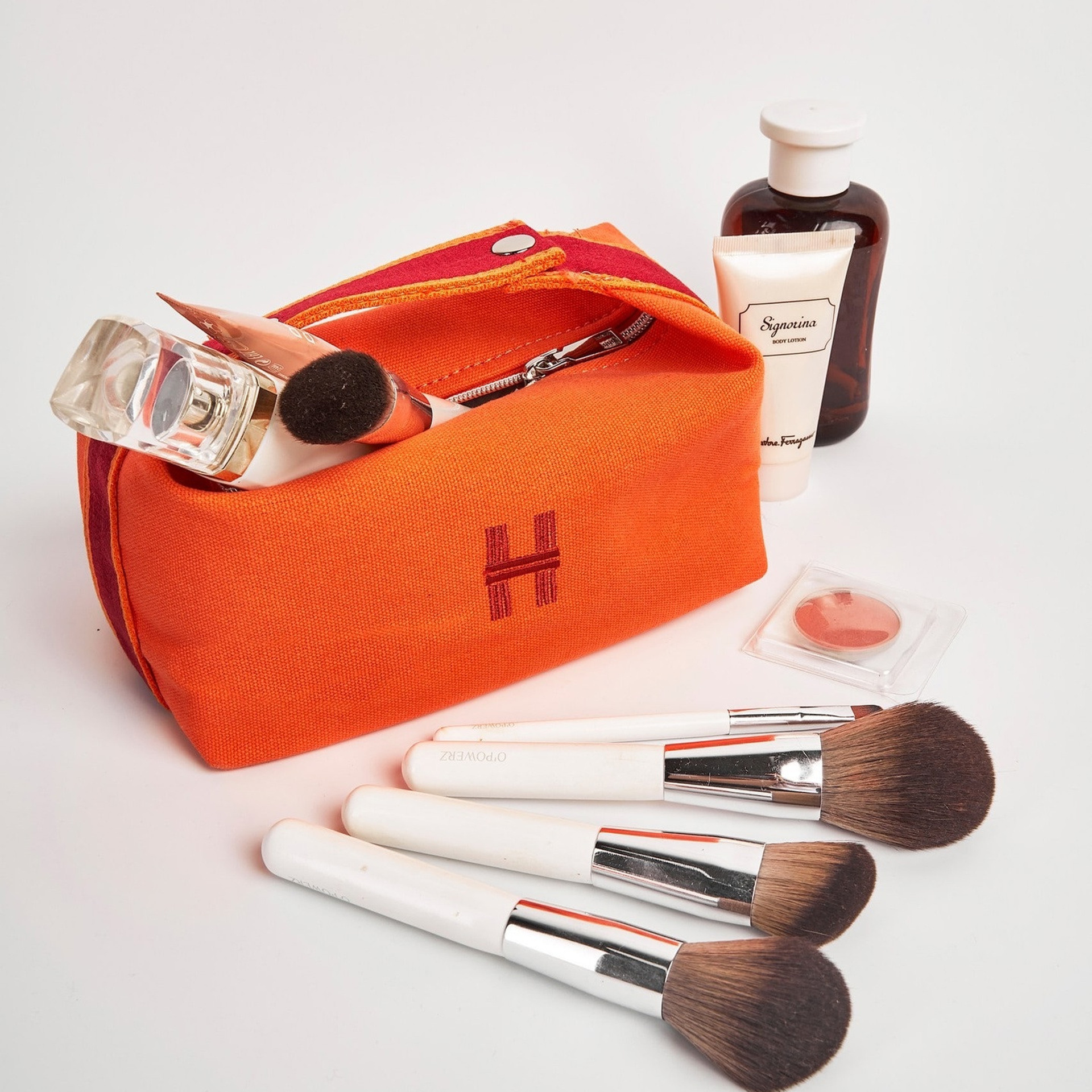 Предметное фото - индивидуальные и ухаживающие продукты, подходящие для всех типов кожи и цветовых оттенков.