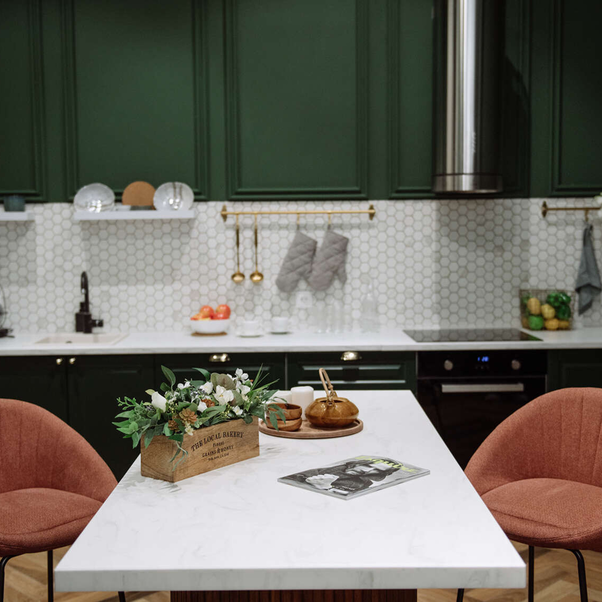 LEONA — зал LOFT-D